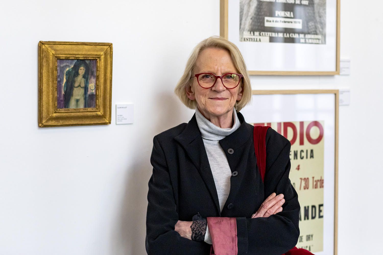 Laura Lacheroy posa con una pintura donde Carlos Edmundo de Ory le retrata