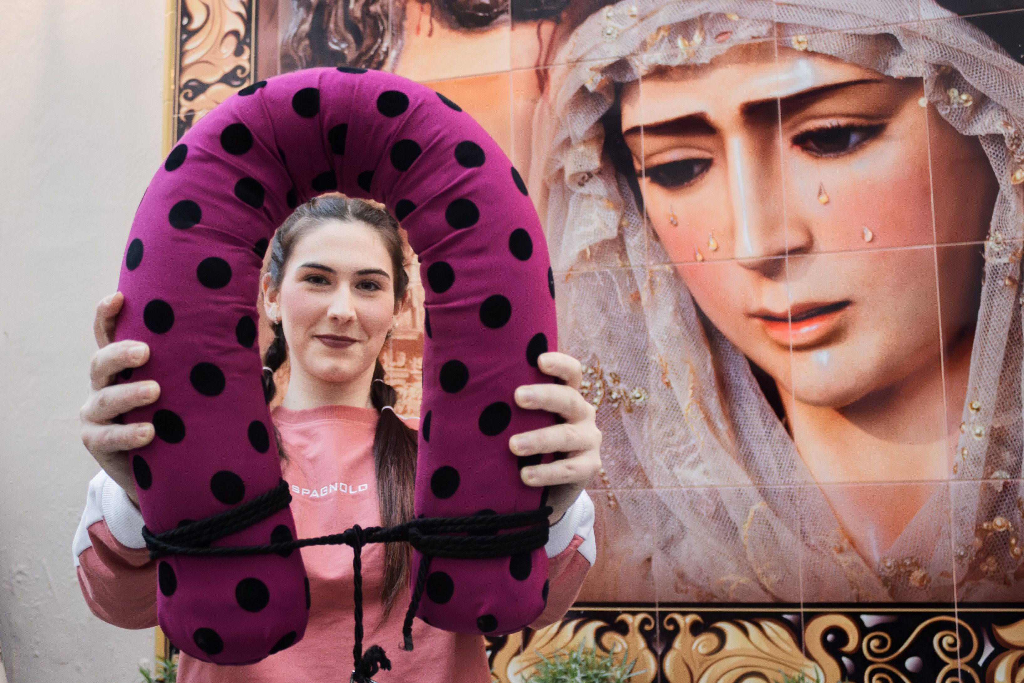 La costalera con su collera y junto a una imagen del Dulce Nombre.    CANDELA NUÑEZ