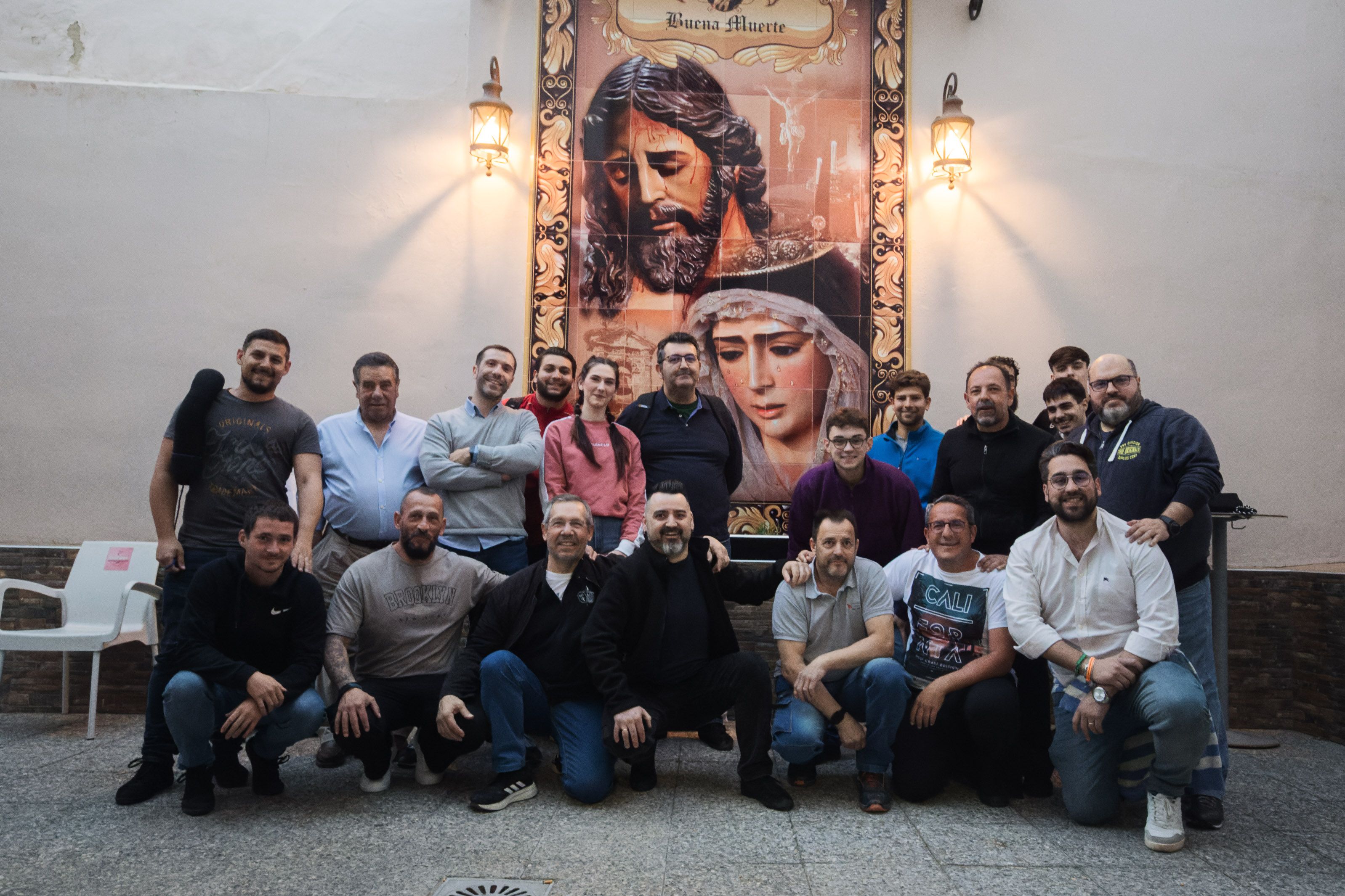 Posando con costaleros del palio y otros hermanos de la cofradía.       CANDELA NUÑEZ
