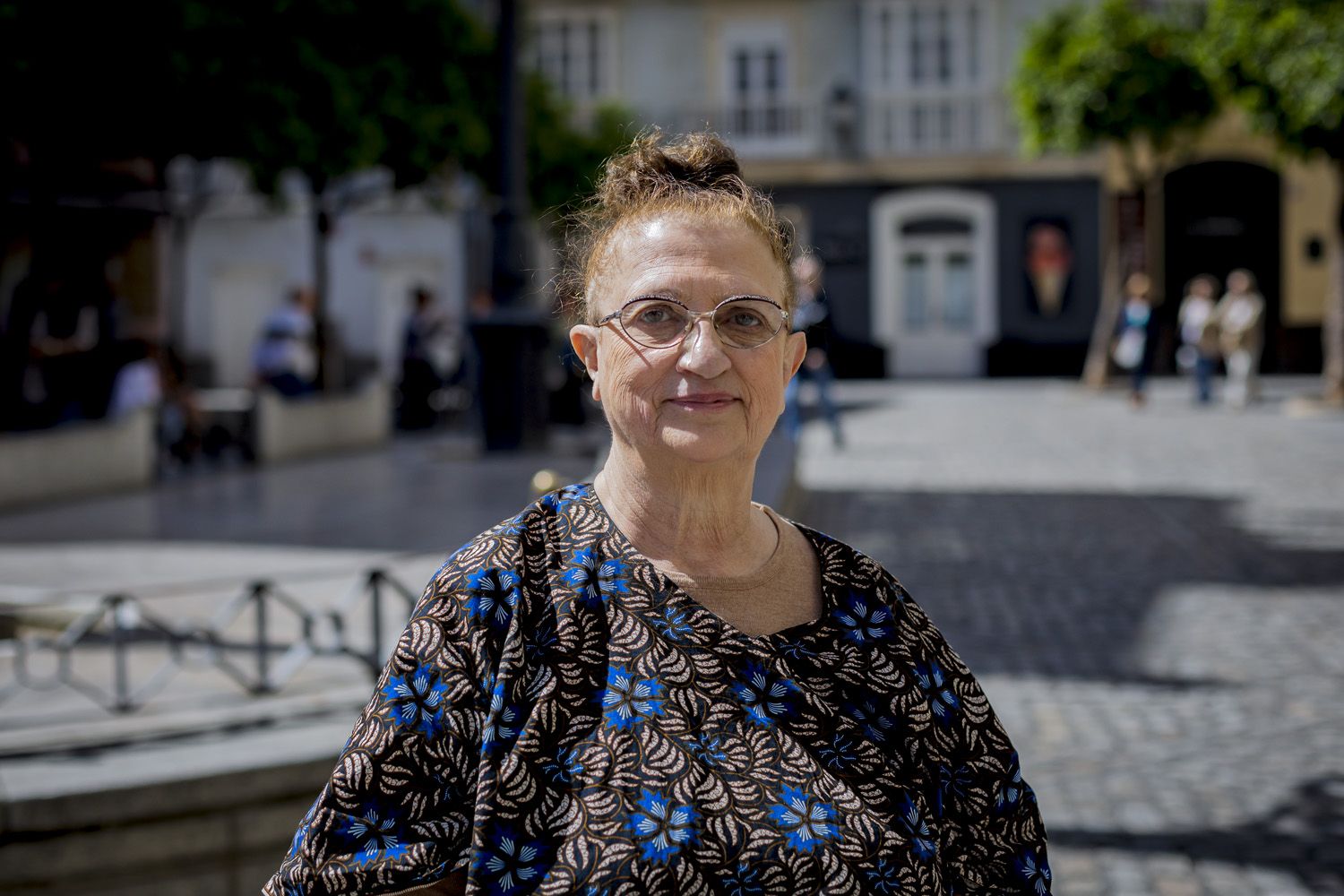 Ana Rossetti posa para lavozdelsur.es en la plaza San Francisco de Cádiz.