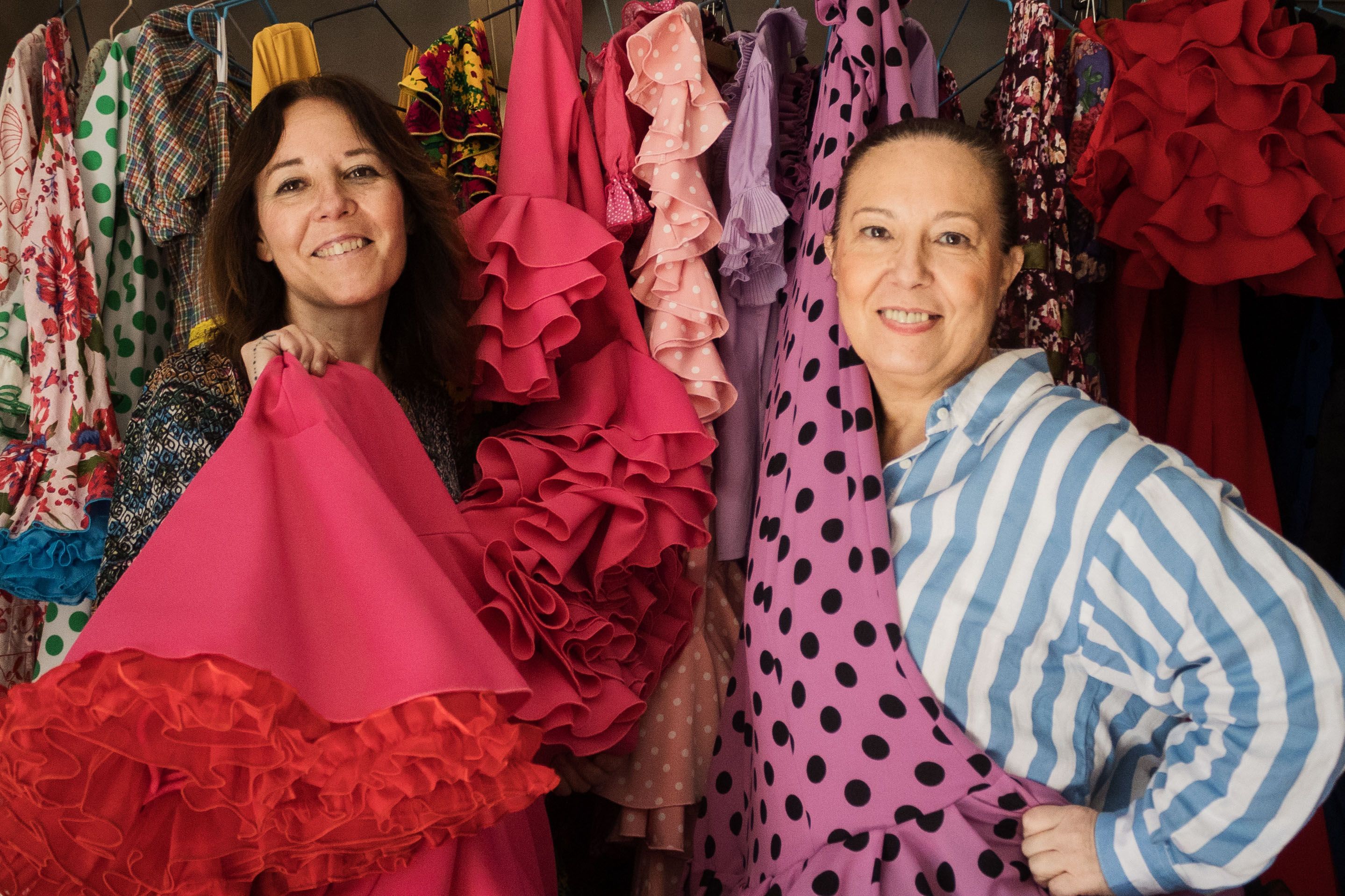 Susana y Rocío Martín, entre sus trajes de gitana.