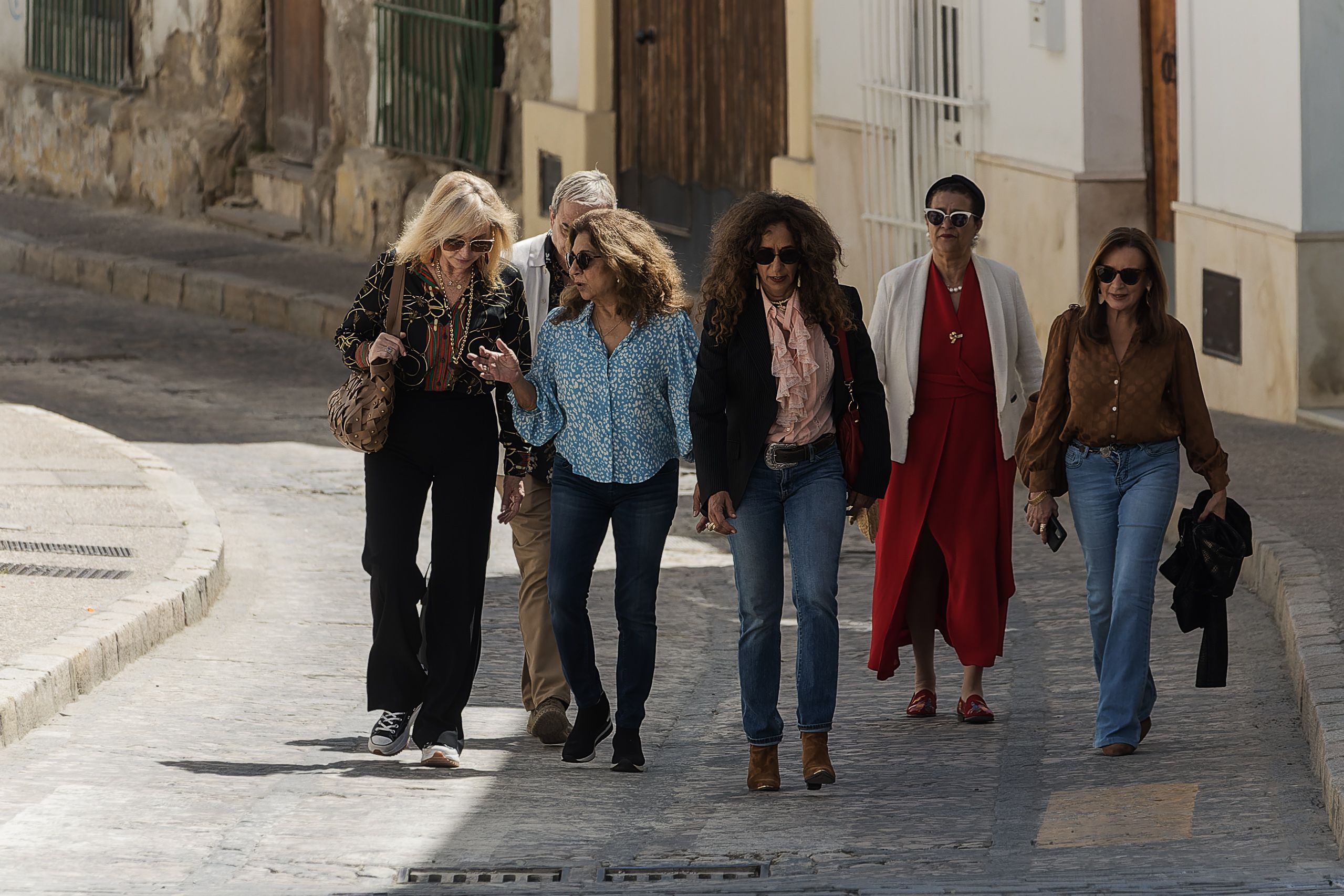 En el centro de la imagen, Lolita y Rosario, camino a la Nave del Aceite, sede del Centro Cultural Lola Flores, este jueves a mediodía, tras la rueda de prensa.
