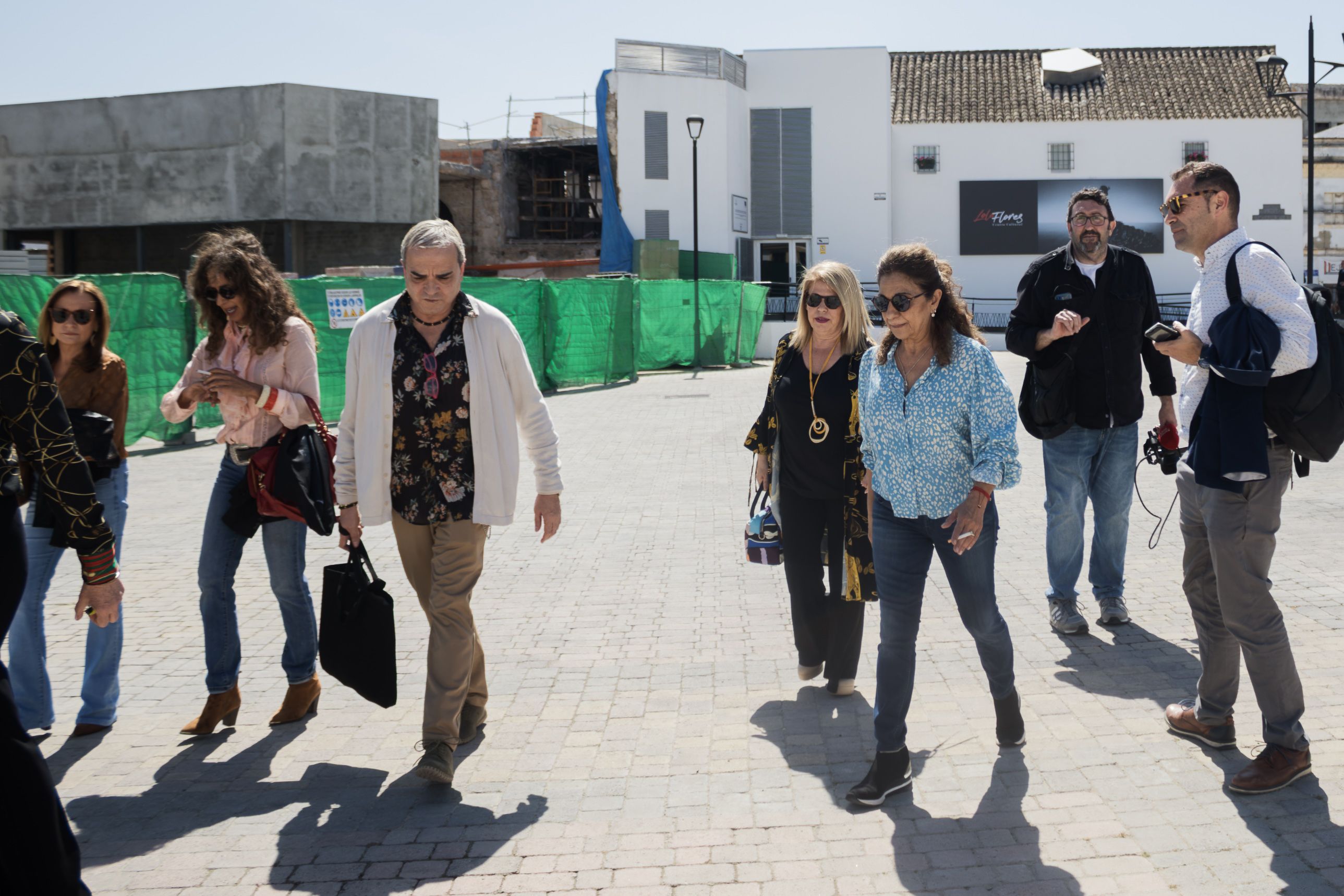 Rosario y Lolita, junto a la alcaldesa de Jerez, en una visita a mediodía de este jueves a la Nave del Aceite, horas antes de que abra el Centro Cultural Lola Flores.