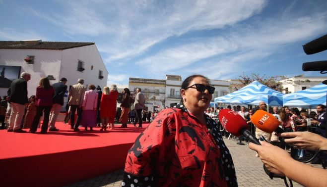 María del Monte, con homenaje a Lola con su atuendo, atendiendo a los medios.   MANU GARCÍA