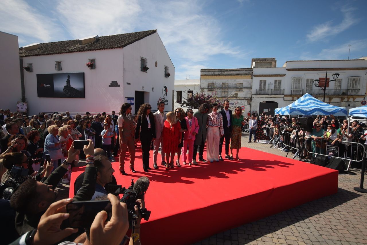 Rosario y Lola Flores, junto a su tía Carmen y los nietos de Lola.  MANU GARCÍA