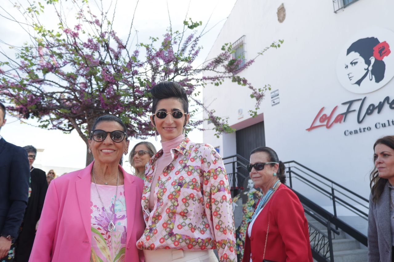Carmen Flores, junto a su sobrina Alba, la nieta de 'La Faraona', en el Centro Cultural Lola Flores.   CANDELA NÚÑEZ
