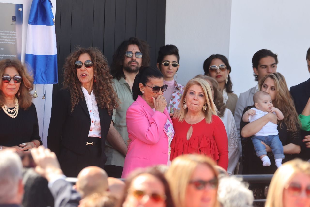 Emoción en el momento el que ha quedado inaugurado oficialmente el Centro Cultural Lola Flores. MANU GARCÍA/CANDELA NÚÑEZ Emoción en el momento el que ha quedado inaugurado oficialmente el Centro Cultural Lola Flores. MANU GARCÍA/CANDELA NÚÑEZ