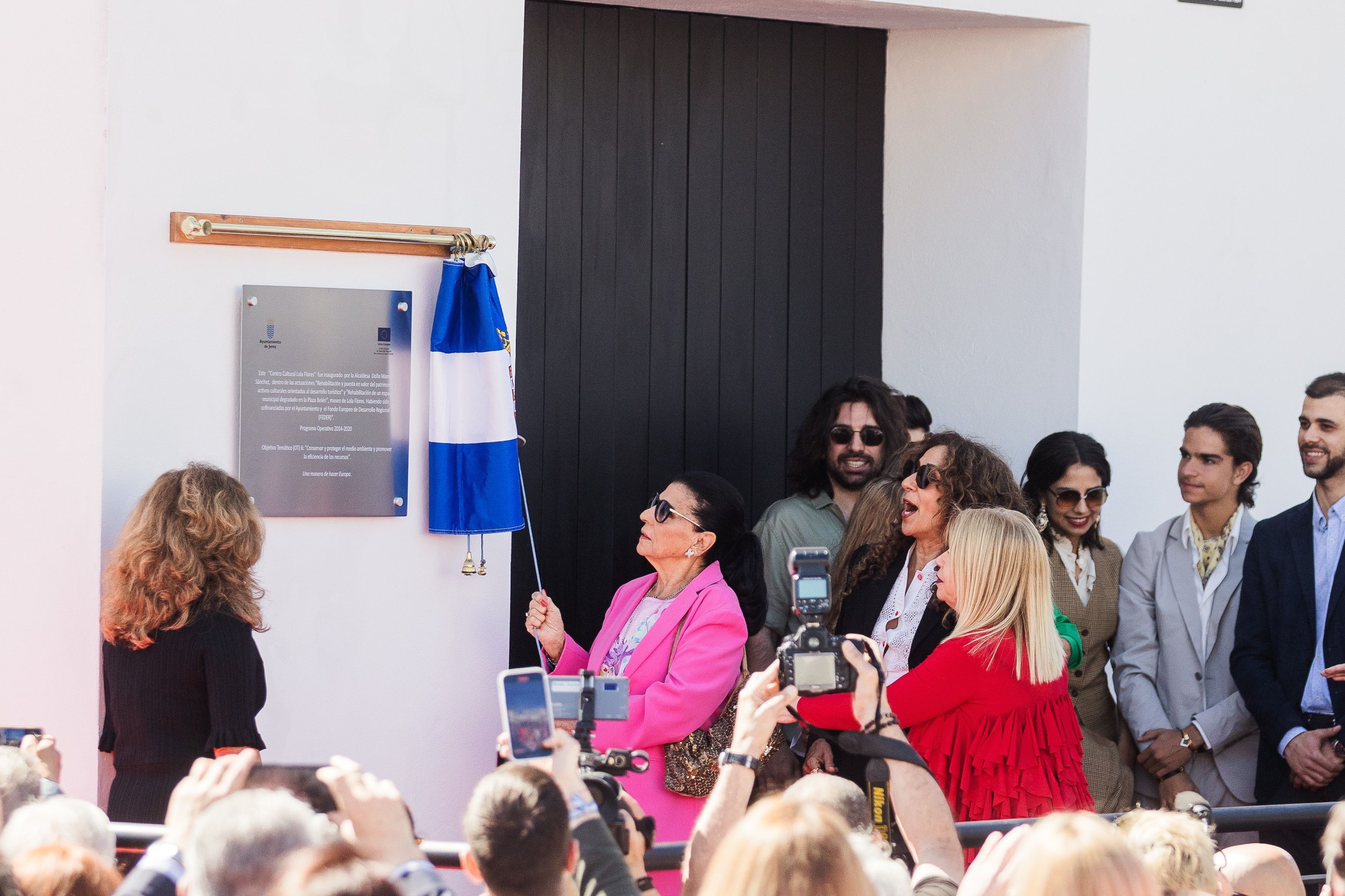Carmen, hermana de Lola, destapando la cortinilla que da por inaugurado el Museo de La Faraona. Desde ahora, quedan prohibidas las inauguraciones.