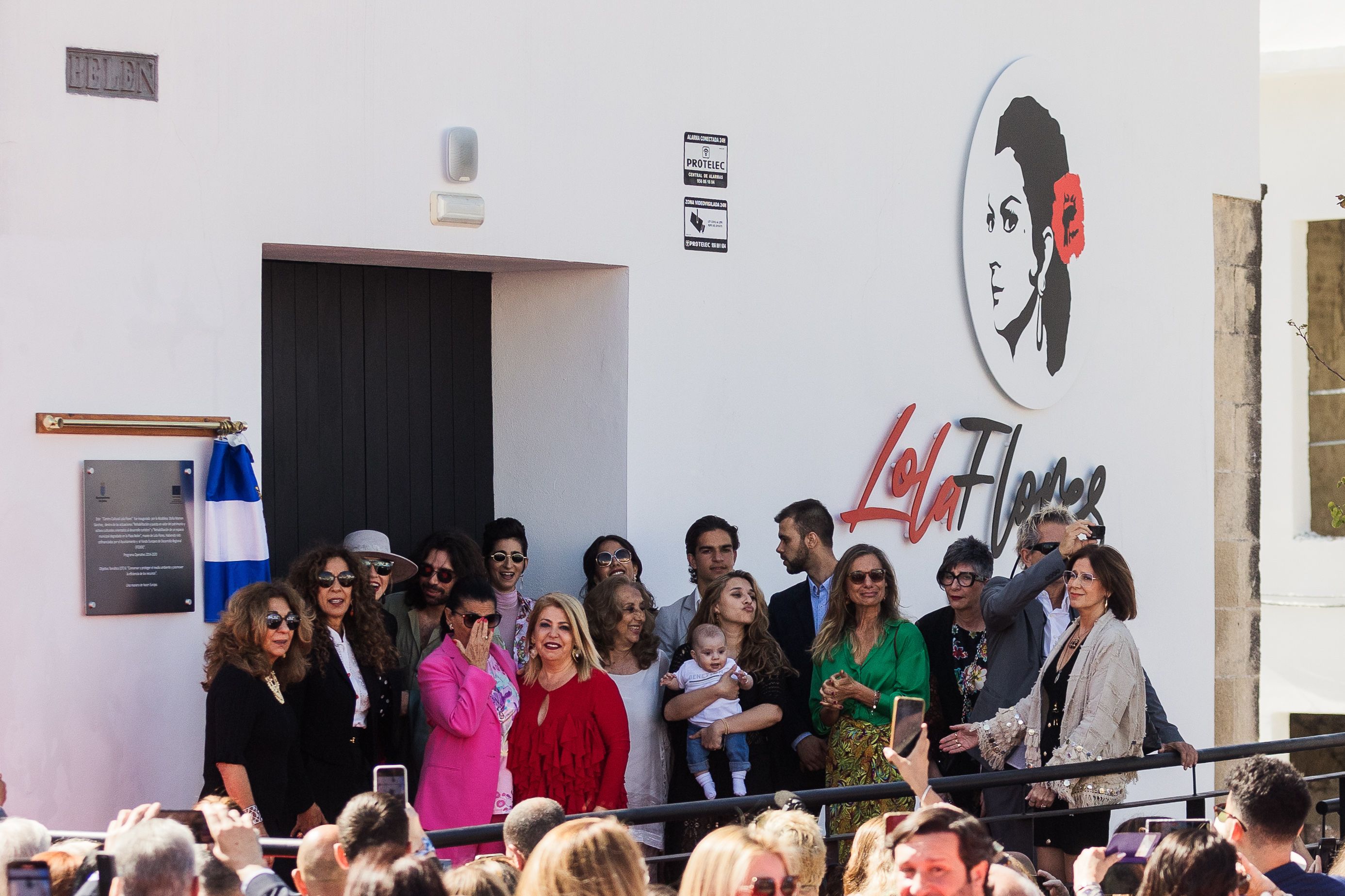 La alcaldesa, rodeada de familiares de Lola Flores.