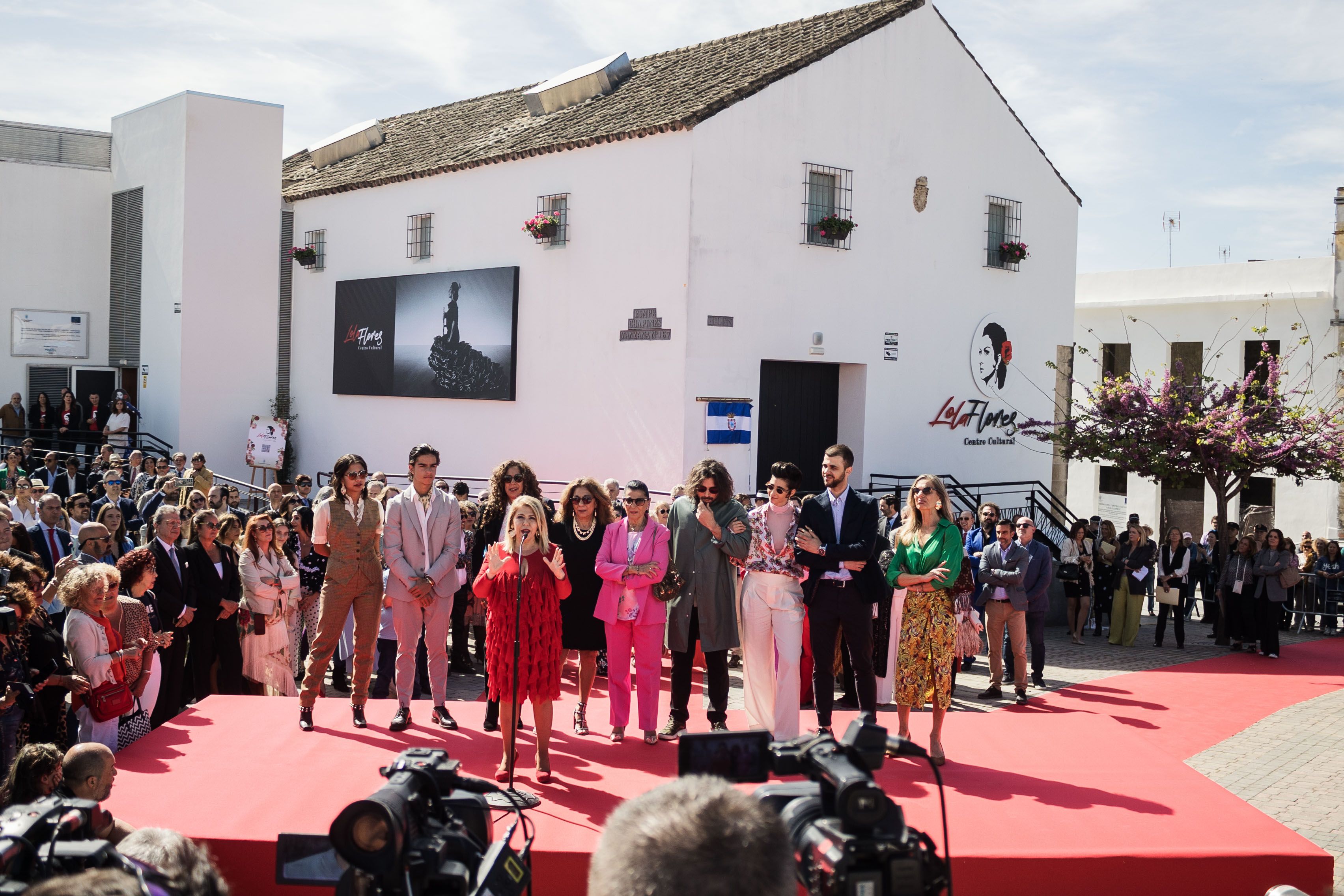 La alcaldesa, junto a la familia Flores, el pasado viernes en la inauguración del Centro Cultural Lola Flores.