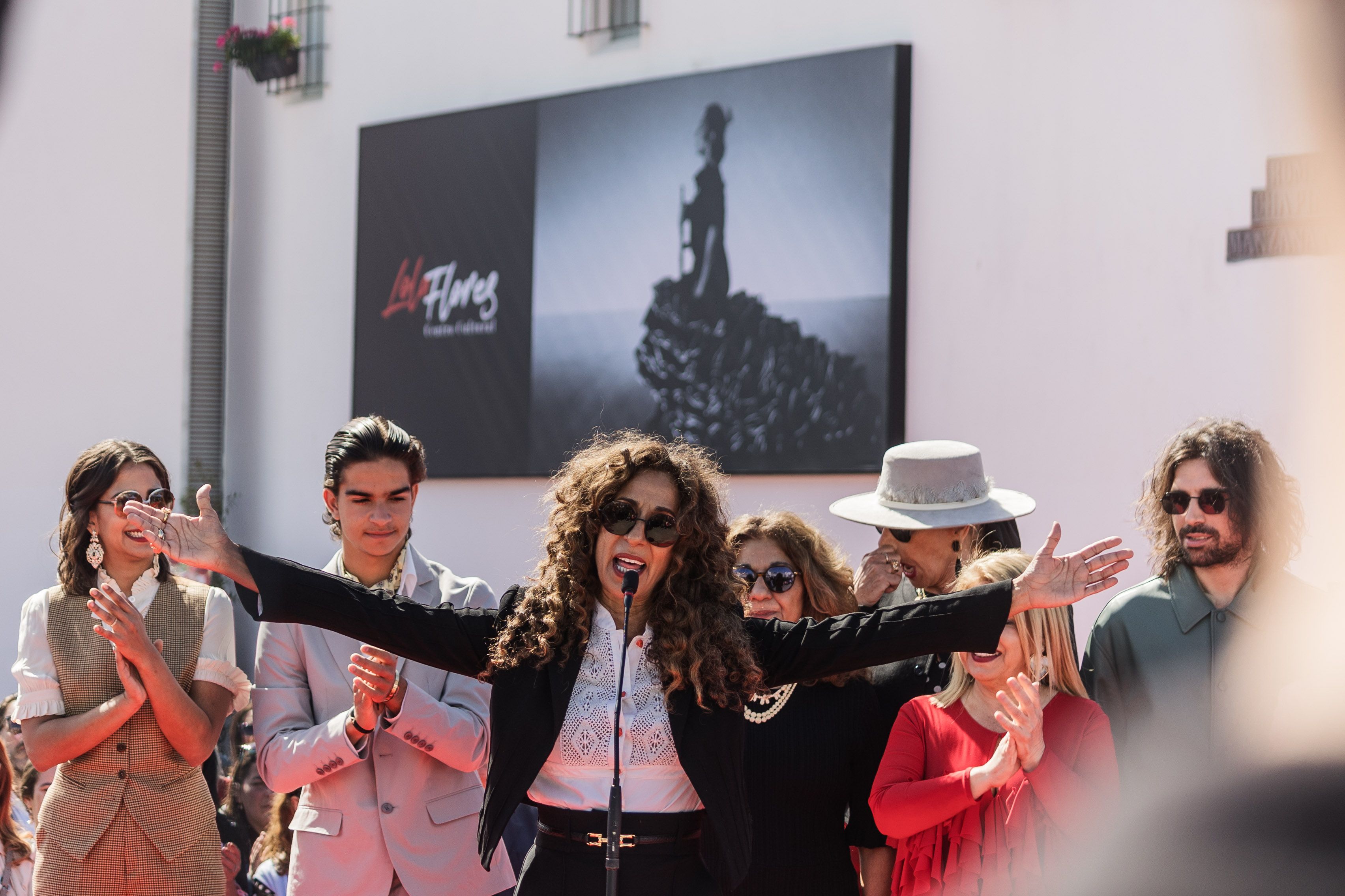 Rosario Flores en un gesto que delata su felicidad tras inaugurarse el museo de Lola Flores en Jerez.