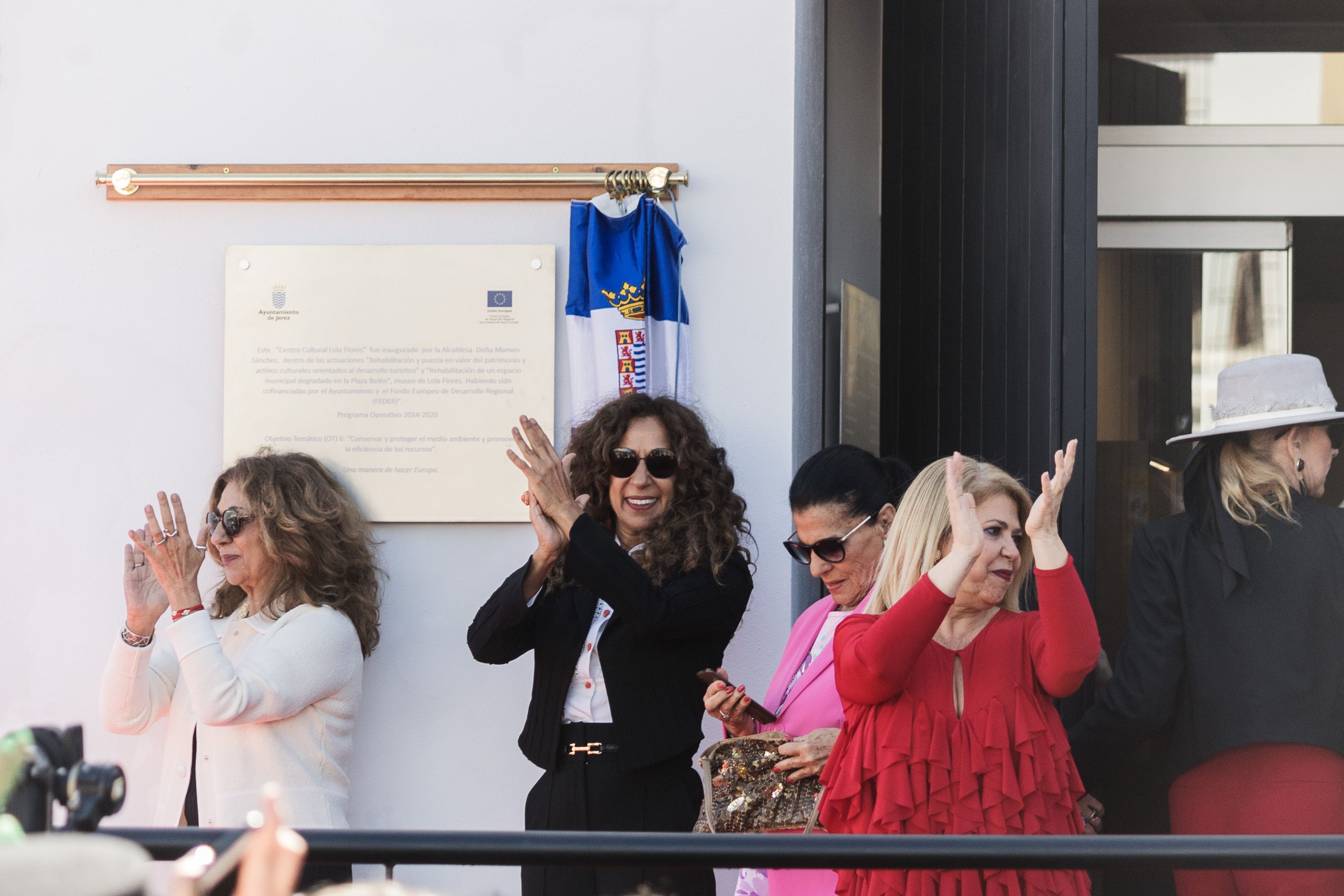 La alcaldesa, con las hijas de Lola, durante la inauguración del Centro Cultural.
