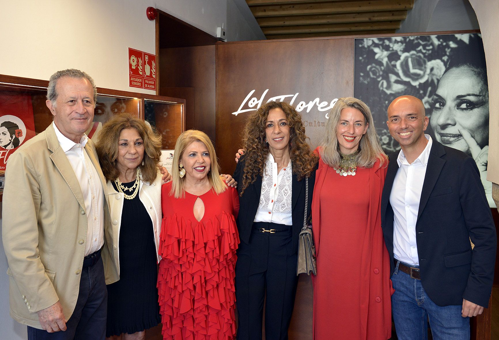 Lolita, Rosario y Mamen Sánchez junto a los representantes de la parte técnica que ha acondicionado y diseñado el Centro Cultural Lola Flores, este viernes en el 'hall' de la 'casa' de Lola en Jerez.