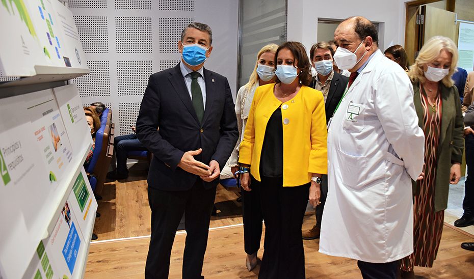 El consejero Antonio Sanz, izquierda, durante la presentación, en 2022, del plan funcional de futuro hospital de Cádiz.. 