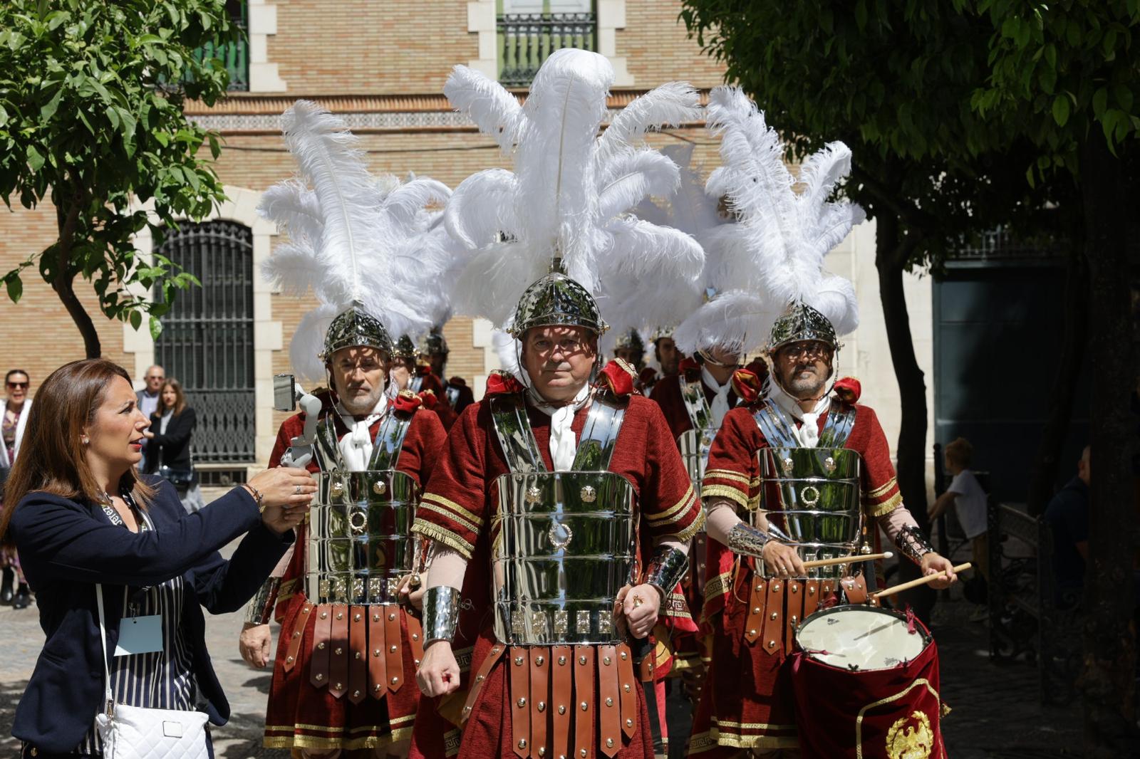 'Armaos' de la hermandad del Transporte, en procesión. 'Armaos' de la hermandad del Transporte, en procesión.