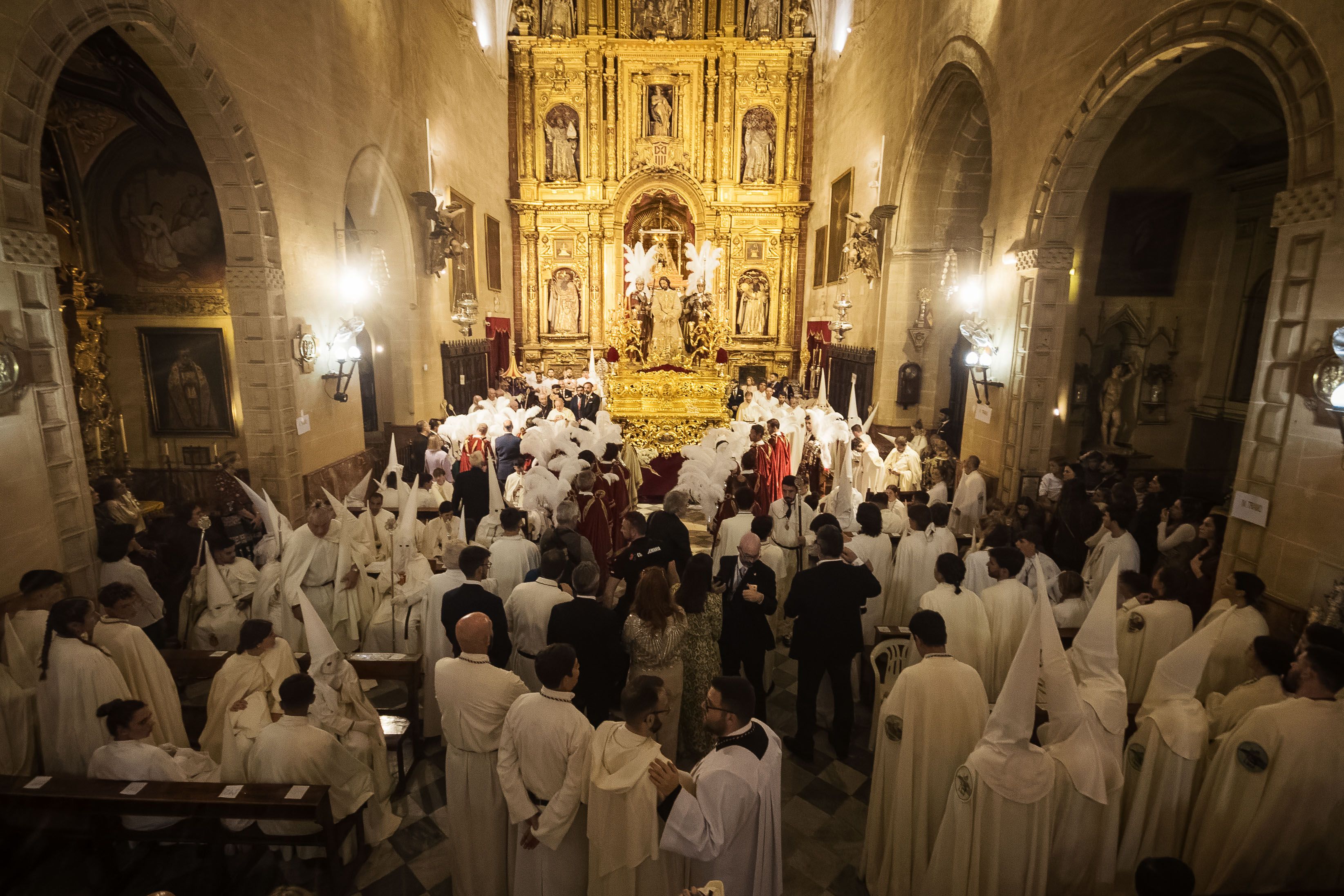 El misterio del Consuelo rodeado de nazarenos en la Merced. 
