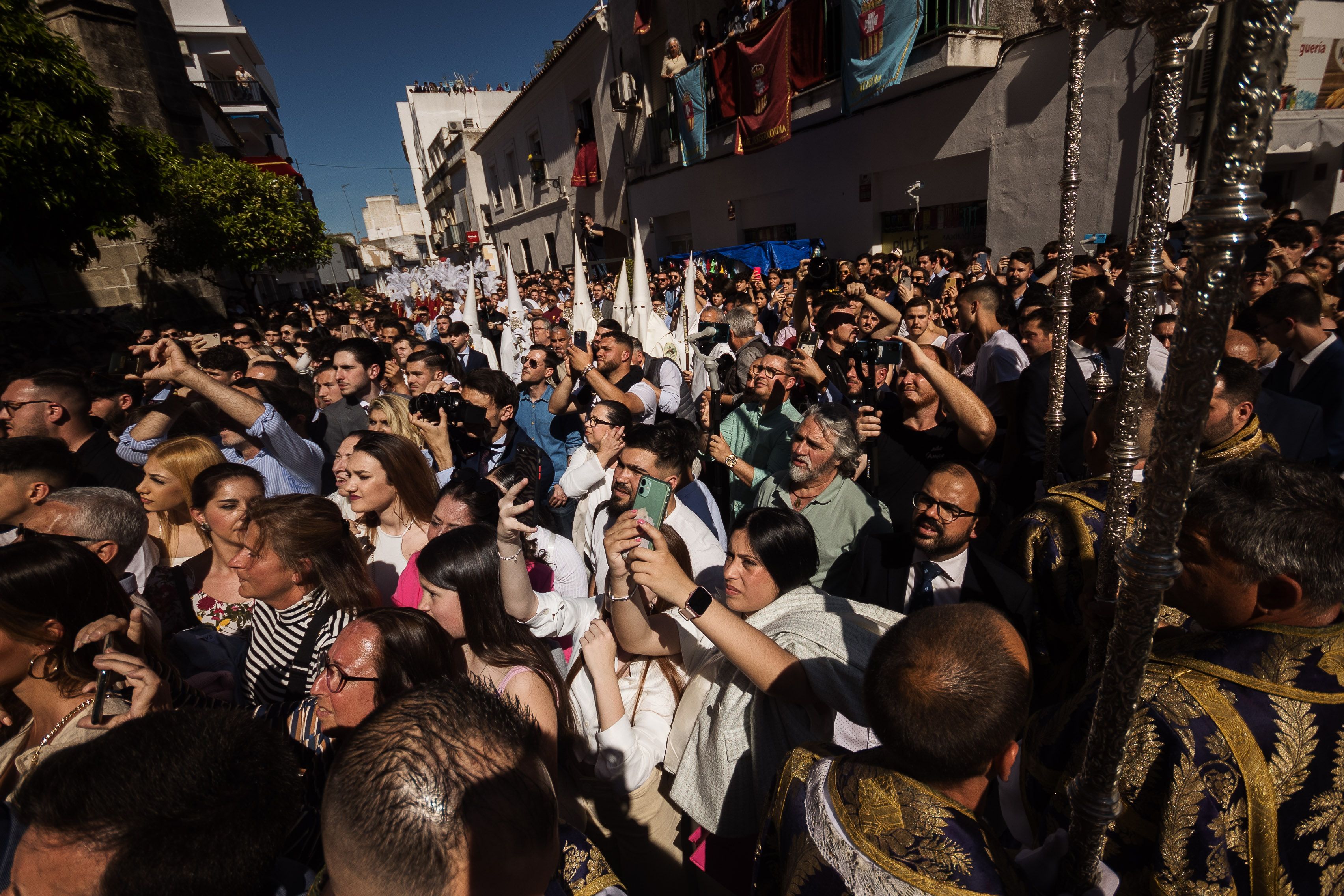 El publico amontonado para ver a la hermandad del Transporte este Domingo de Ramos.
