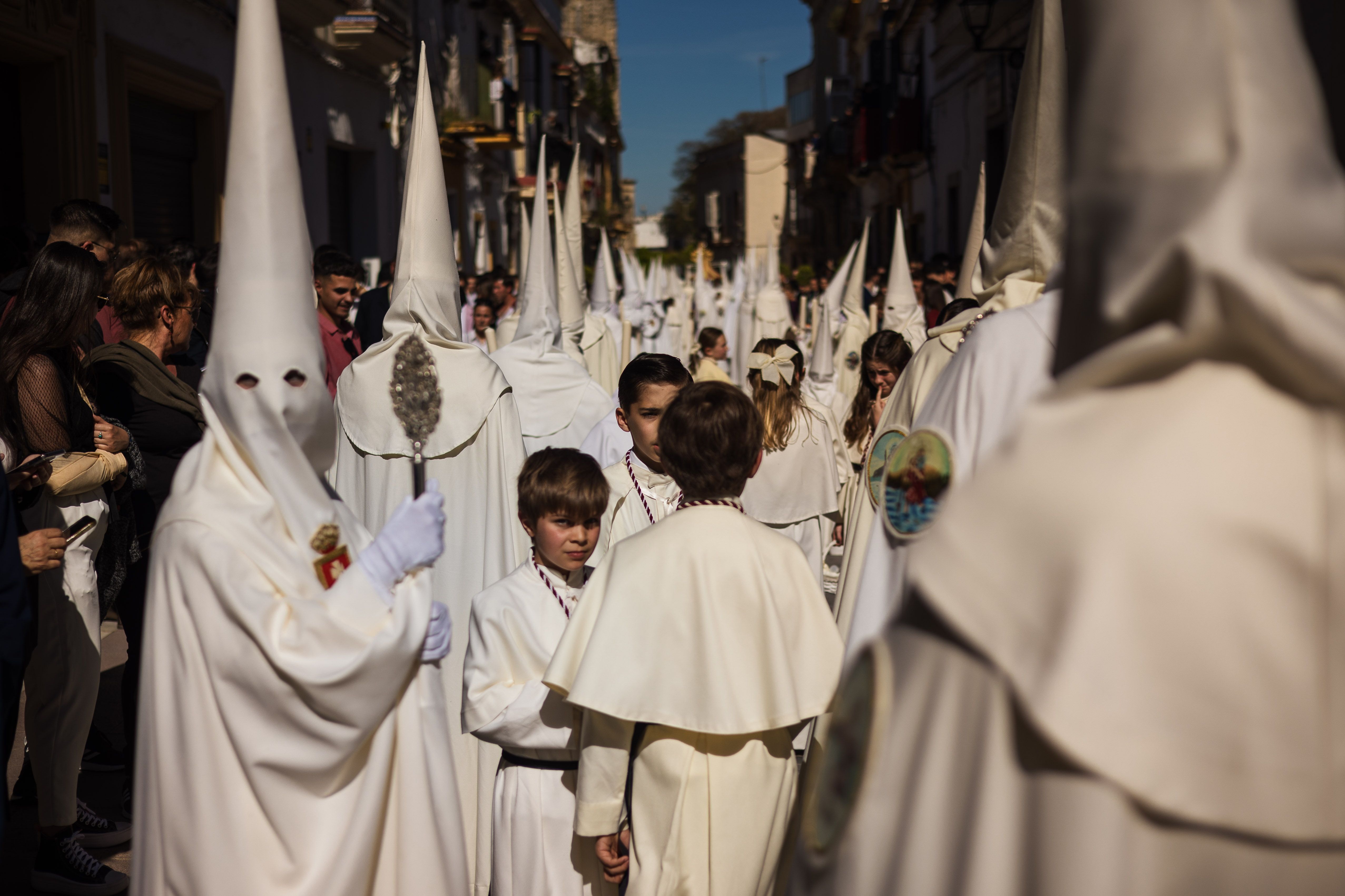 Nazarenos de la Hermandad del Transporte.