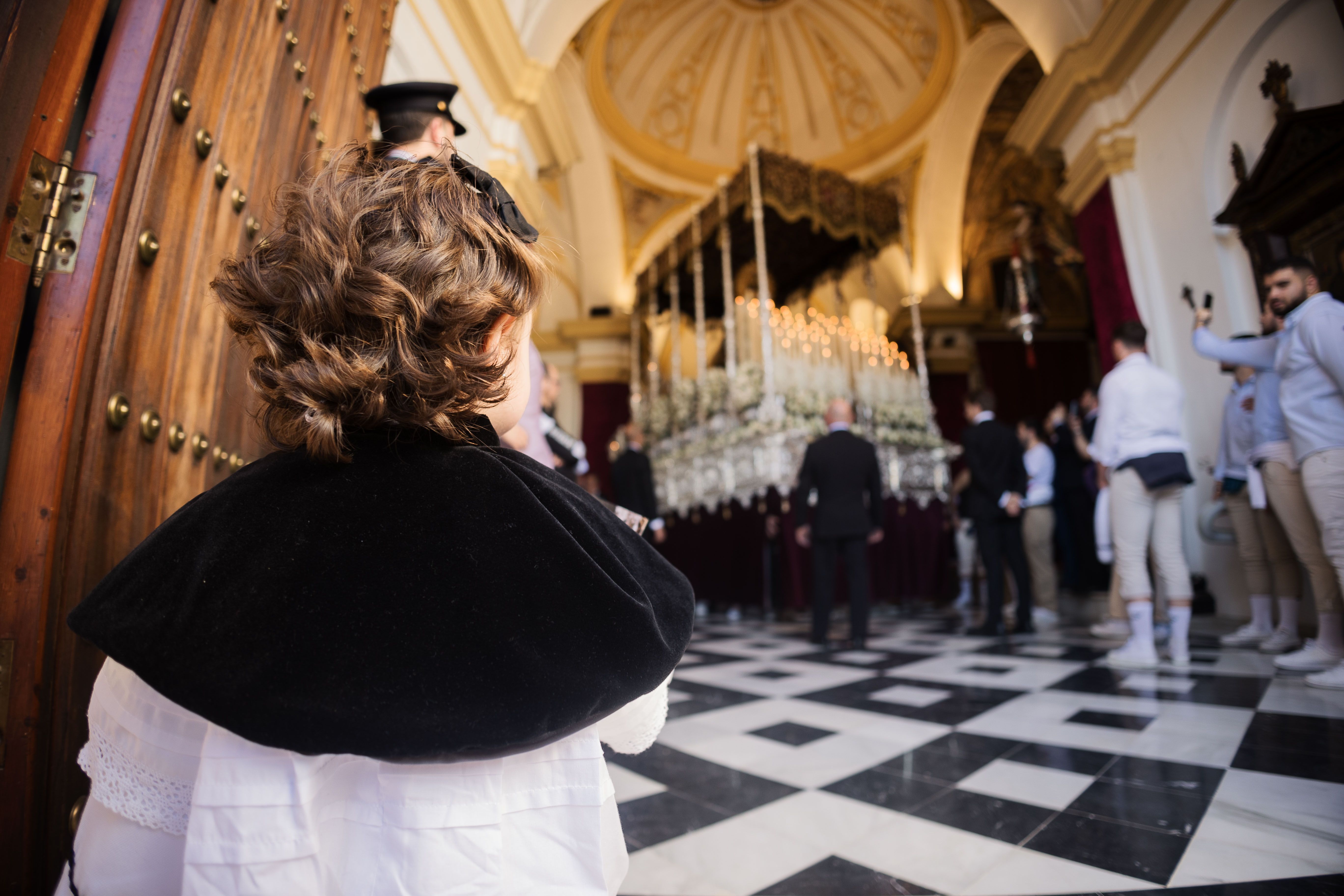 El palio de la Hermandad de la Coronación de Espinas de Jerez saliendo de su capilla. 