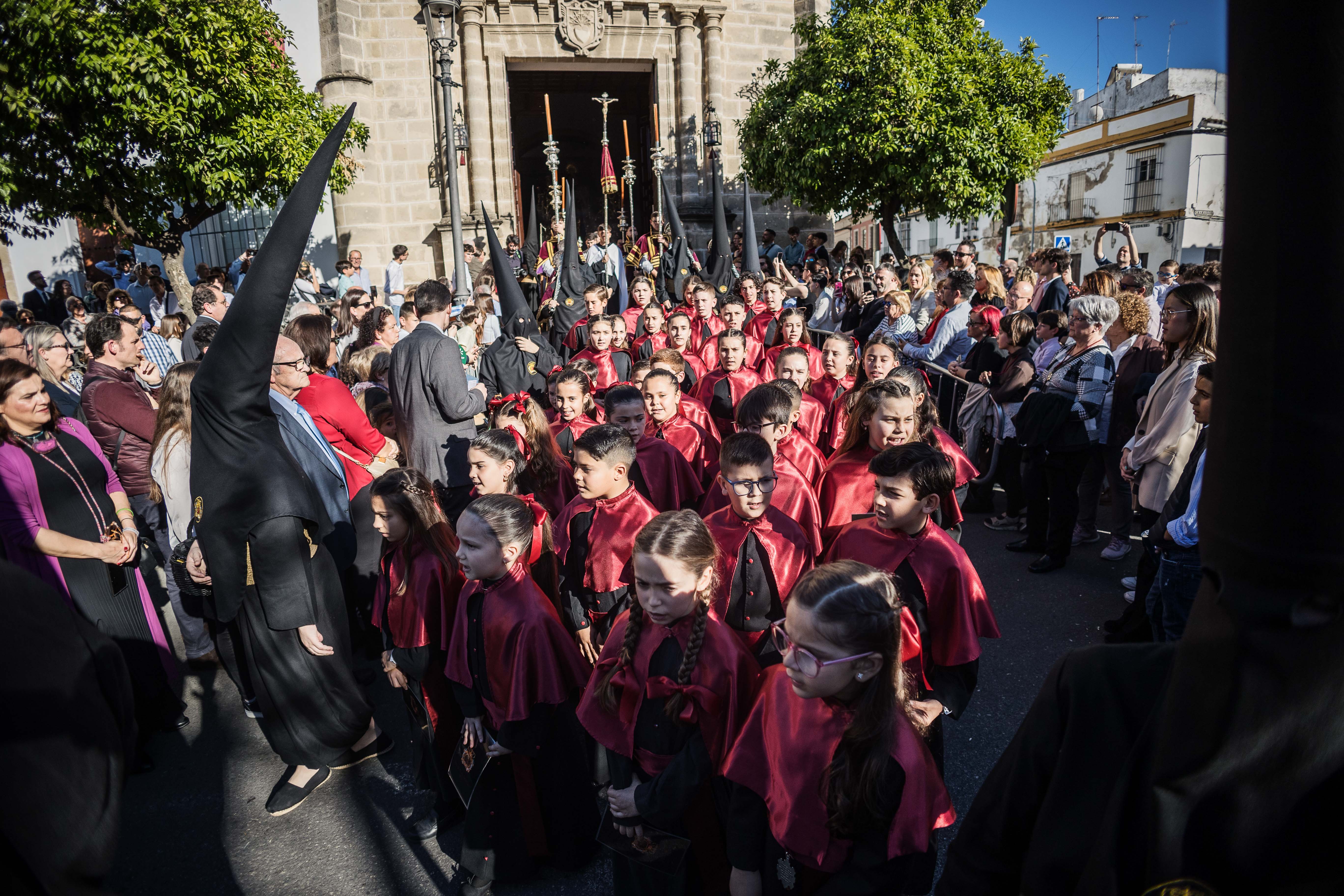 La escolanía que va antele paso de Las Angustias.
