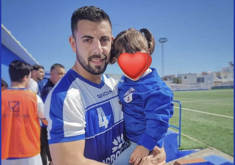 Francisco Javier, Paco Naval, en una imagen con su hija de tres años.
