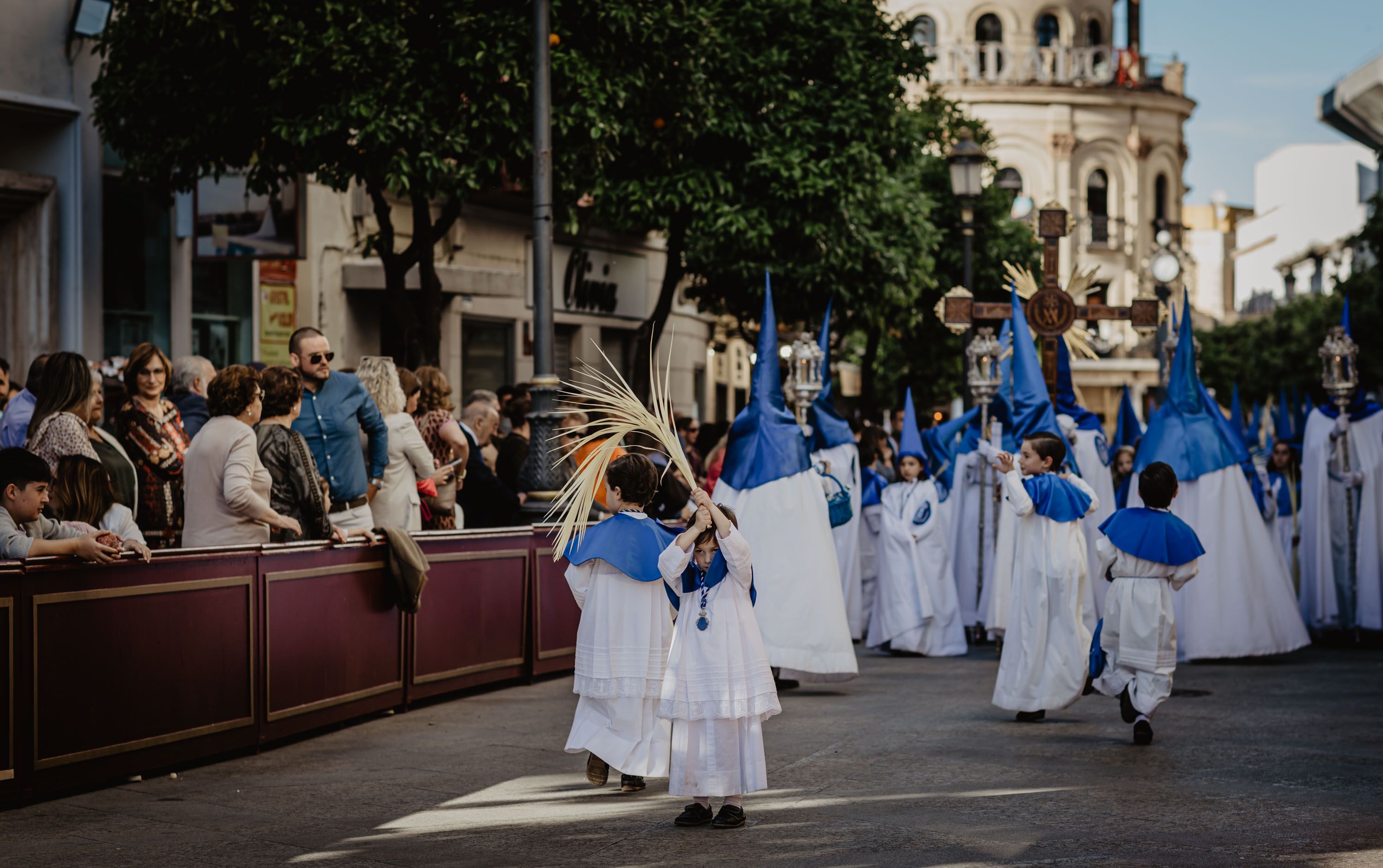 La Hermandad de la Borriquita por los palcos en calle Larga.    ESTEBAN