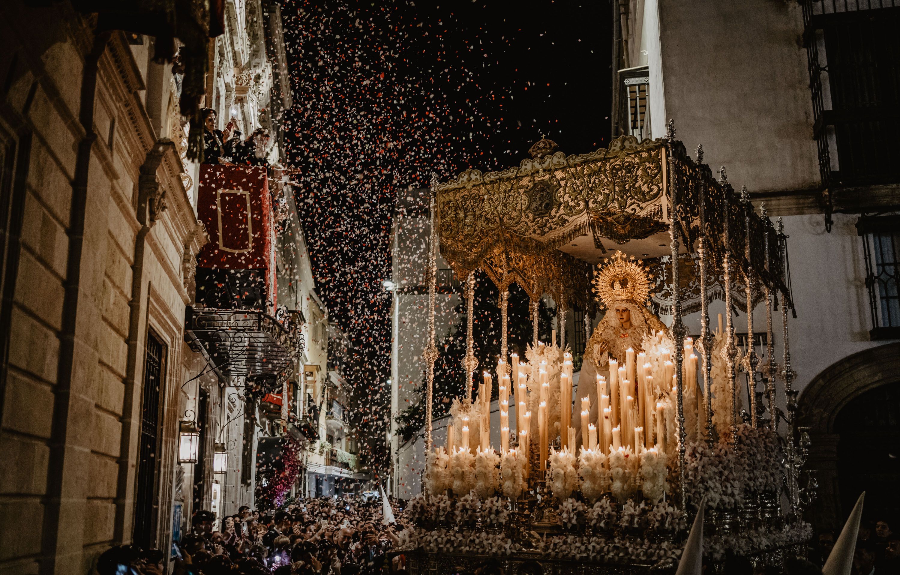 Una petalada a la Madre de Dios de la Misericordia, de la Hermandad del Transporte, un Domingo de Ramos en Jerez.