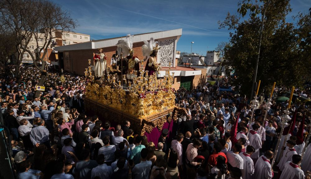 El Señor de la Paz tras salir de la iglesia de Fátima en su barrio de la Constancia. 