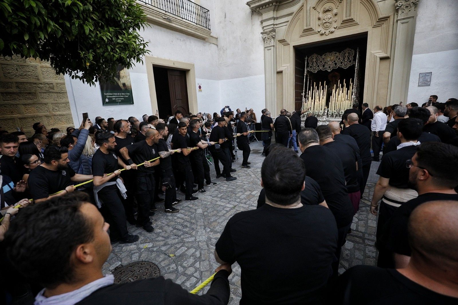 Uno de los momentos más peculiares del Lunes Santo en Cádiz.   GERMÁN MESA