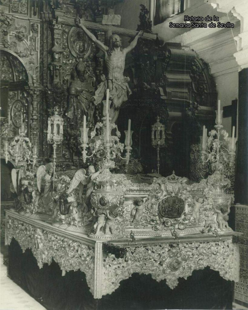 El actual paso de la Sagrada Cena de Jerez en una imagen histórica con el Cachorro, imagen para la que se encargó a Castillo.