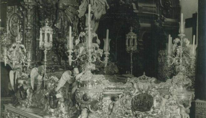 El actual paso de la Sagrada Cena de Jerez en una imagen histórica con el Cachorro, imagen para la que se encargó a Castillo.
