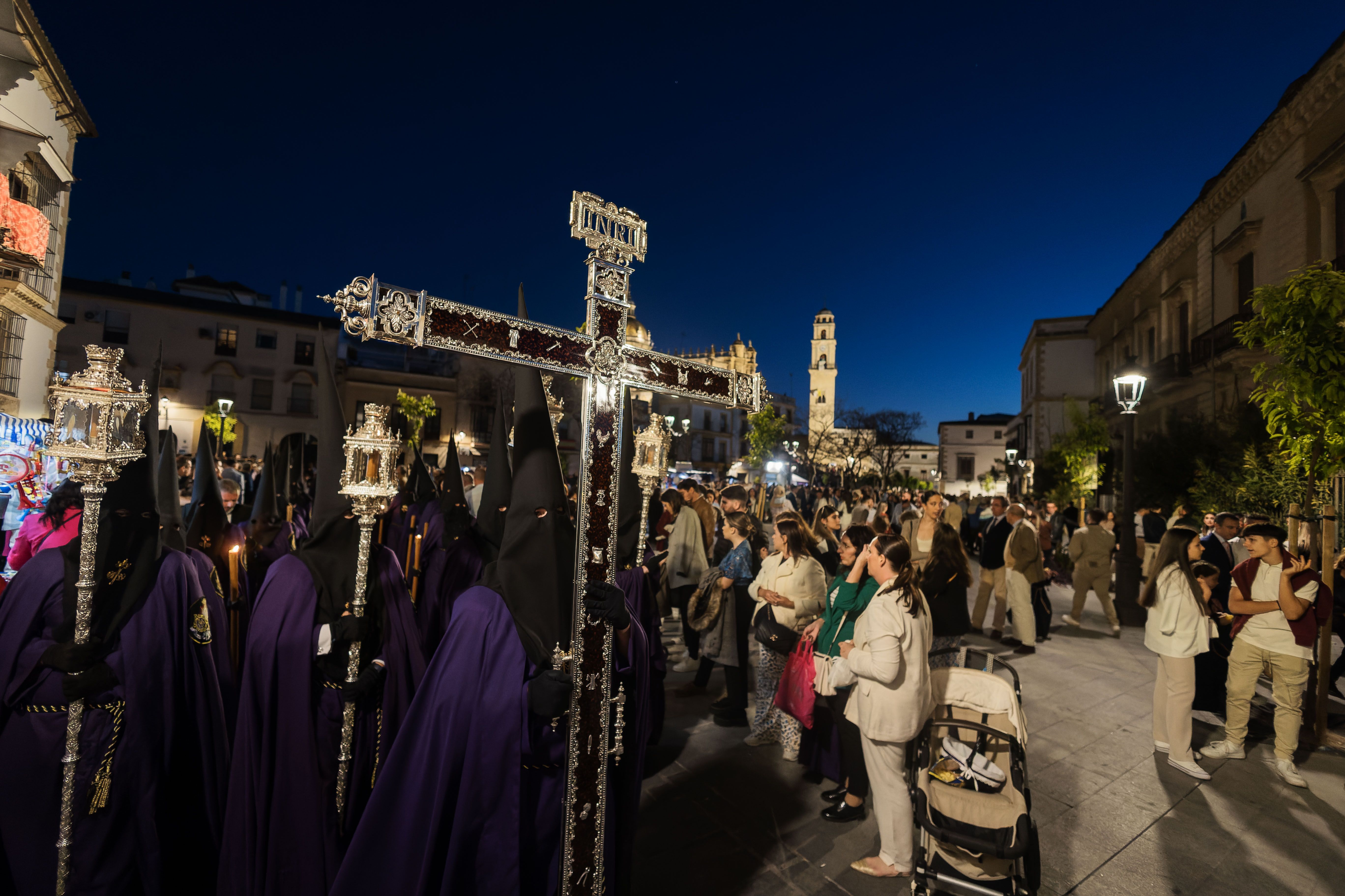 Cruz de guía de la Hermandad de La Pasión. 