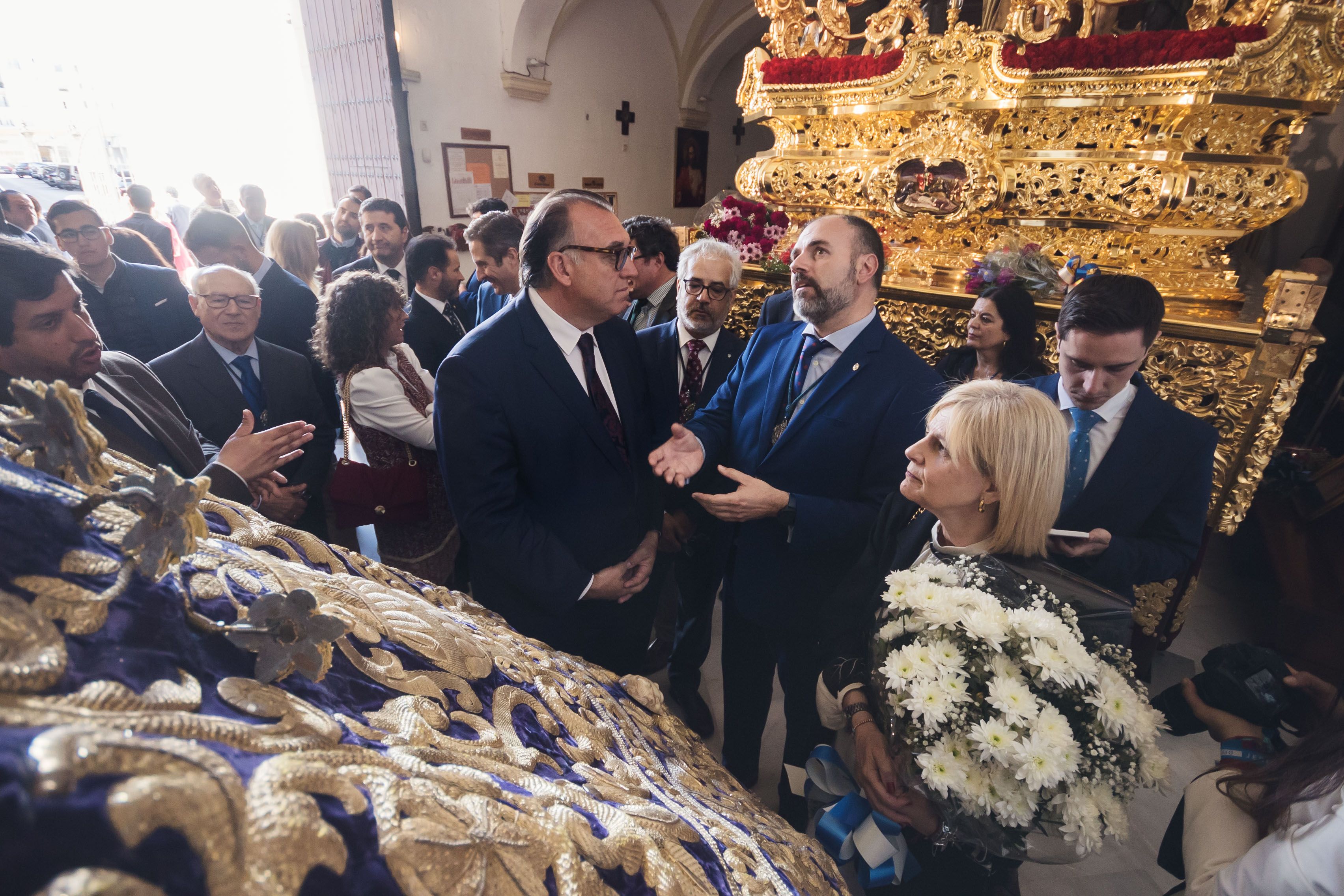 El consejero de Turismo, Cultura y Deporte, Arturo Bernal, este Miércoles Santo en Jerez, junto a María José García-Pelayo, en una visita a la Hermandad de La Amargura.