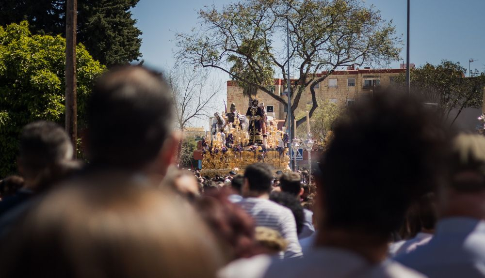 Hermandad del Soberano Poder en su barrio.