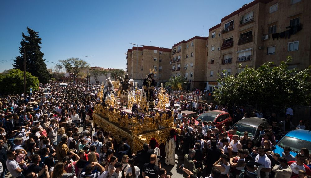 La hermandad del Soberano Poder saliendo de su barrio.