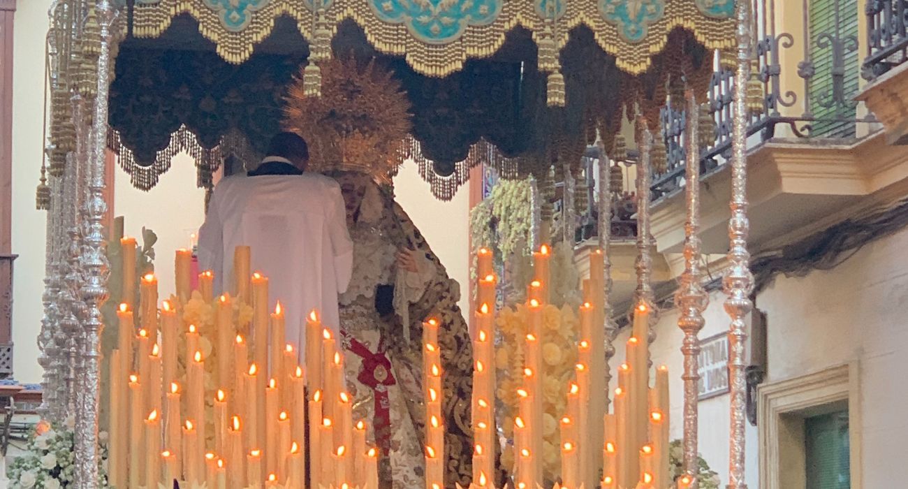 Momento en el que la Virgen de la Amargura necesitó un retoque por un problema. Momento en el que la Virgen de la Amargura necesitó un retoque por un problema.