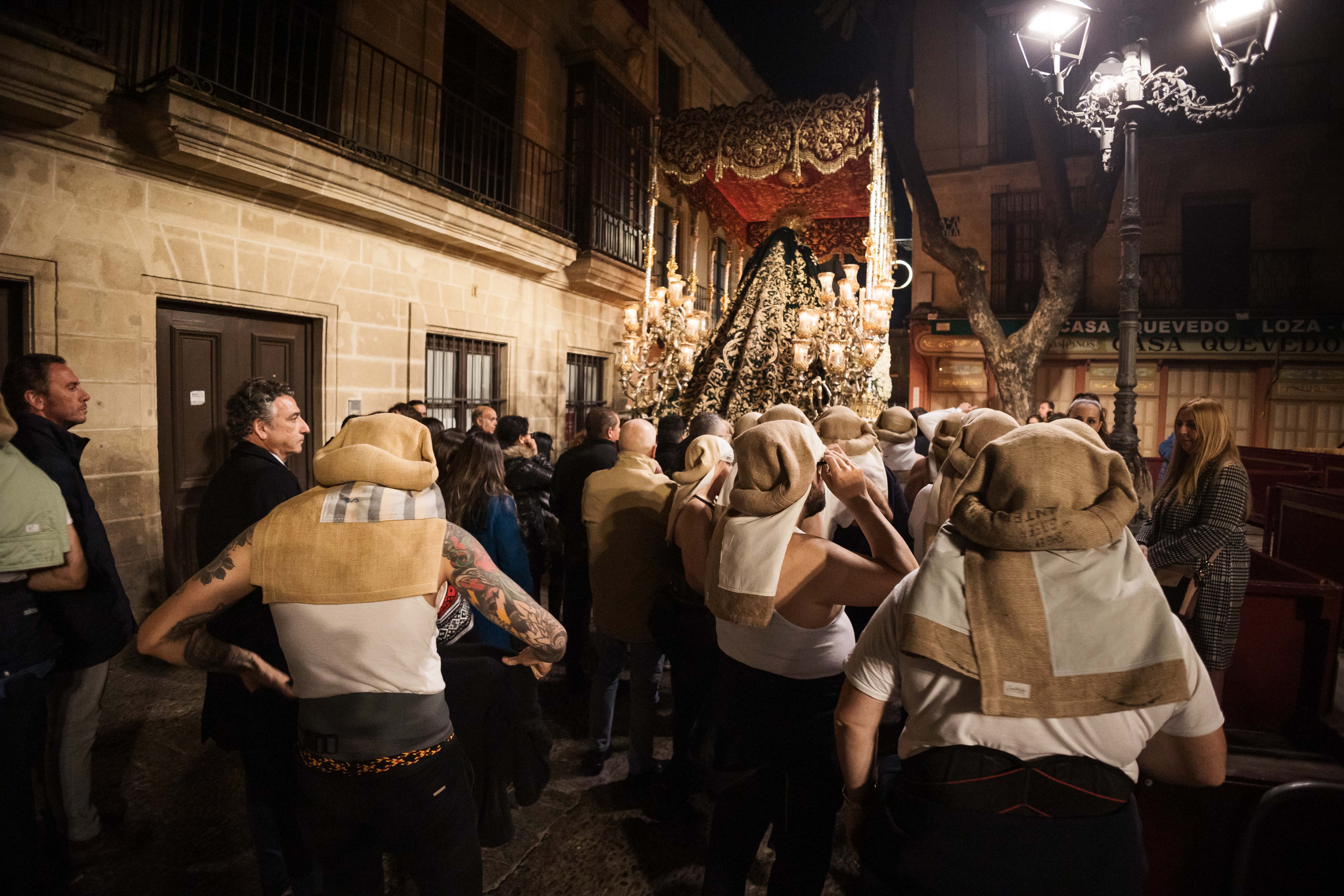 Costaleros detrás del palio de La Esperanza de las Cinco Llagas la pasada Madrugada. 