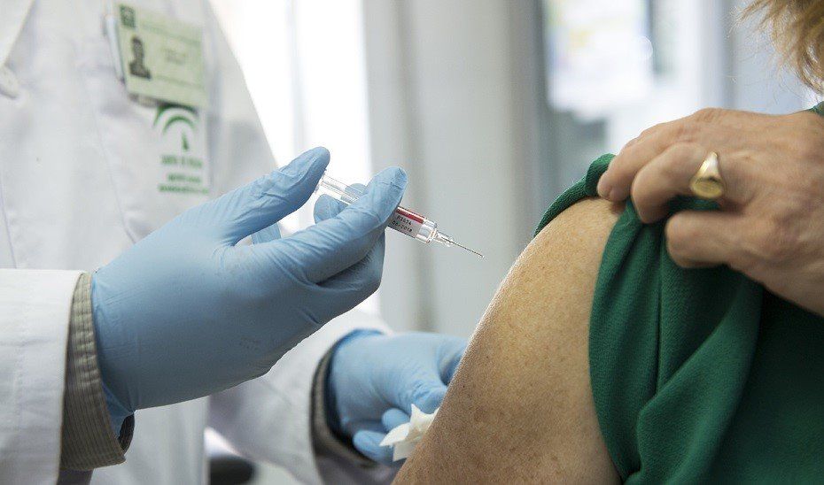 Una vacunación contra la gripe en Andalucía, en una imagen de archivo.