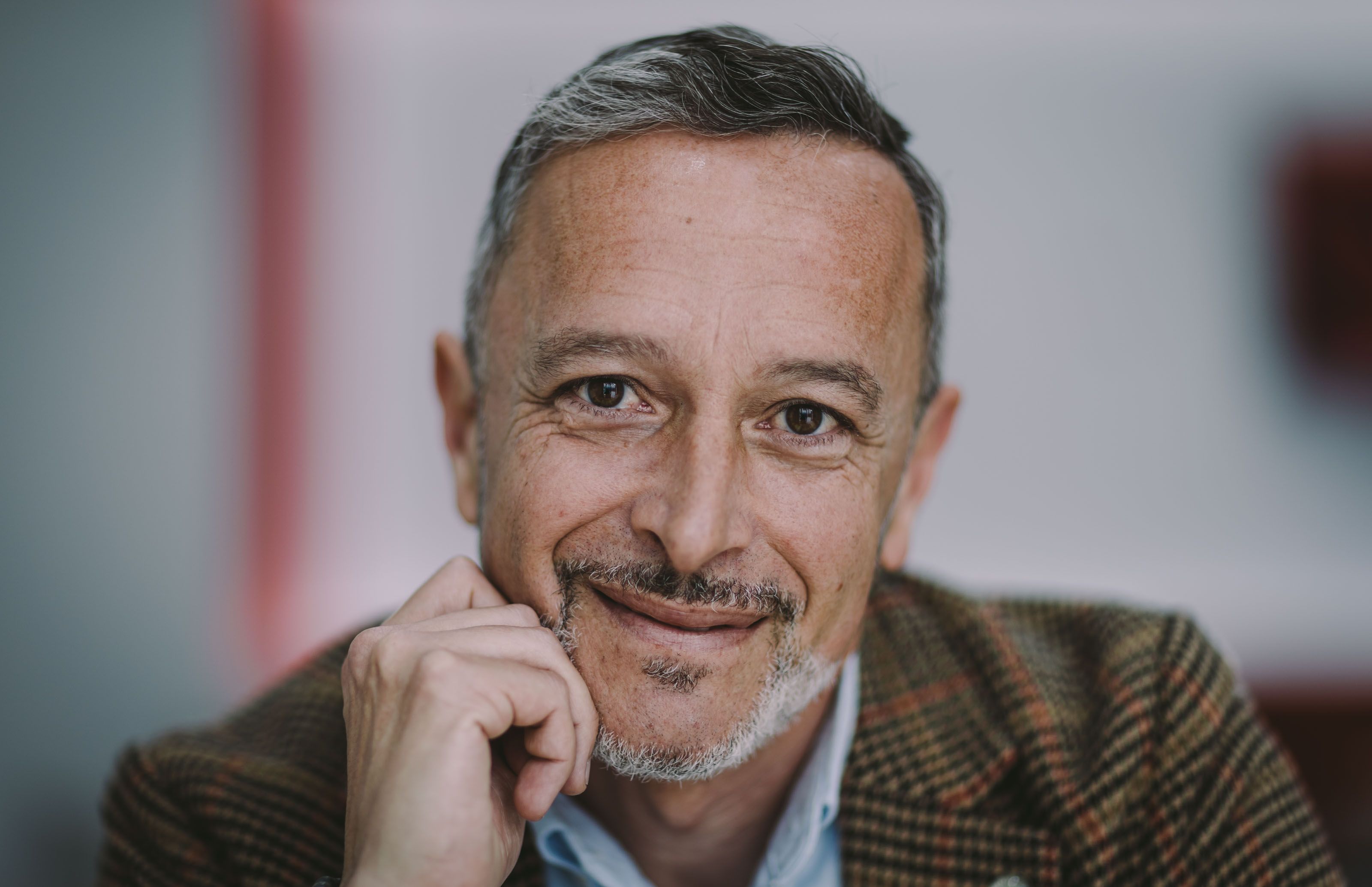 El parlamentario y portavoz de Cultura del PSOE-A en la Cámara autonómica, Rafael Recio, posa tras la entrevista mantenida en días pasados con lavozdelsur.es.
