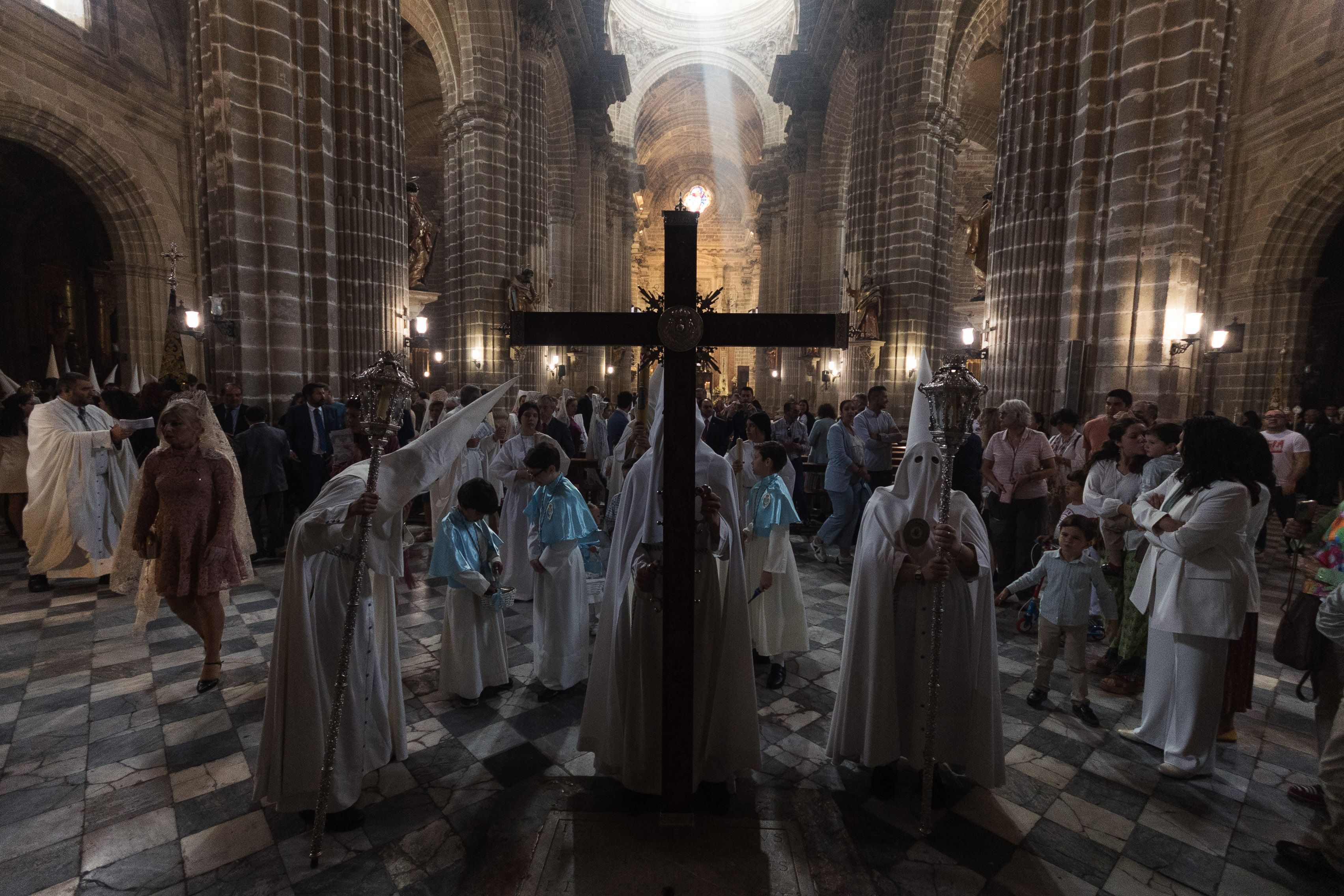 La Hermandad de la Sagrada Resurrección formada en el interior de la Catedral.