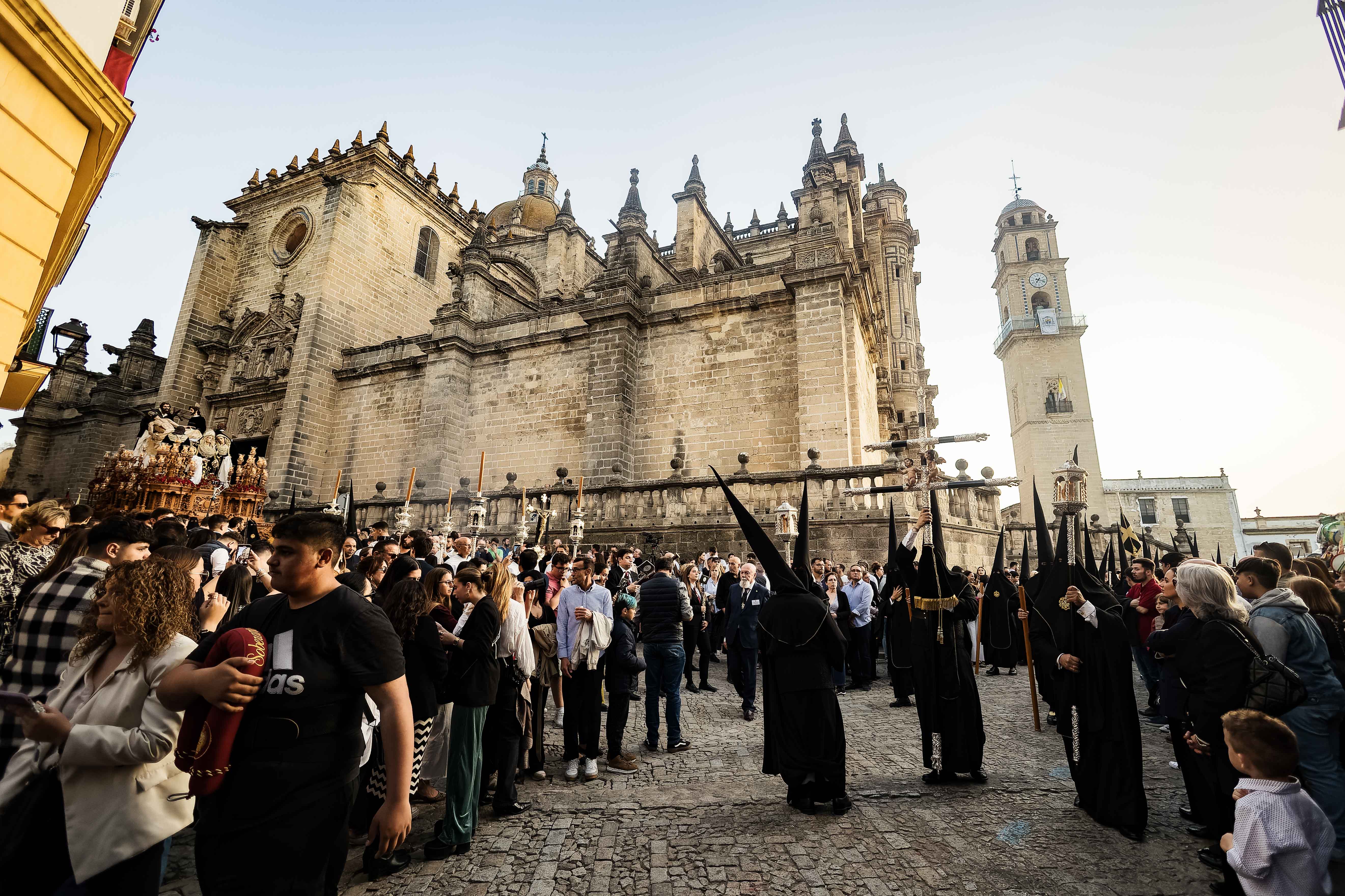 El paso de la Hermandad de La Sagrada Mortaja camino de incprorarse al cortejo tras esperar en la puerta de la catedral.     CANDELA NÚÑEZ