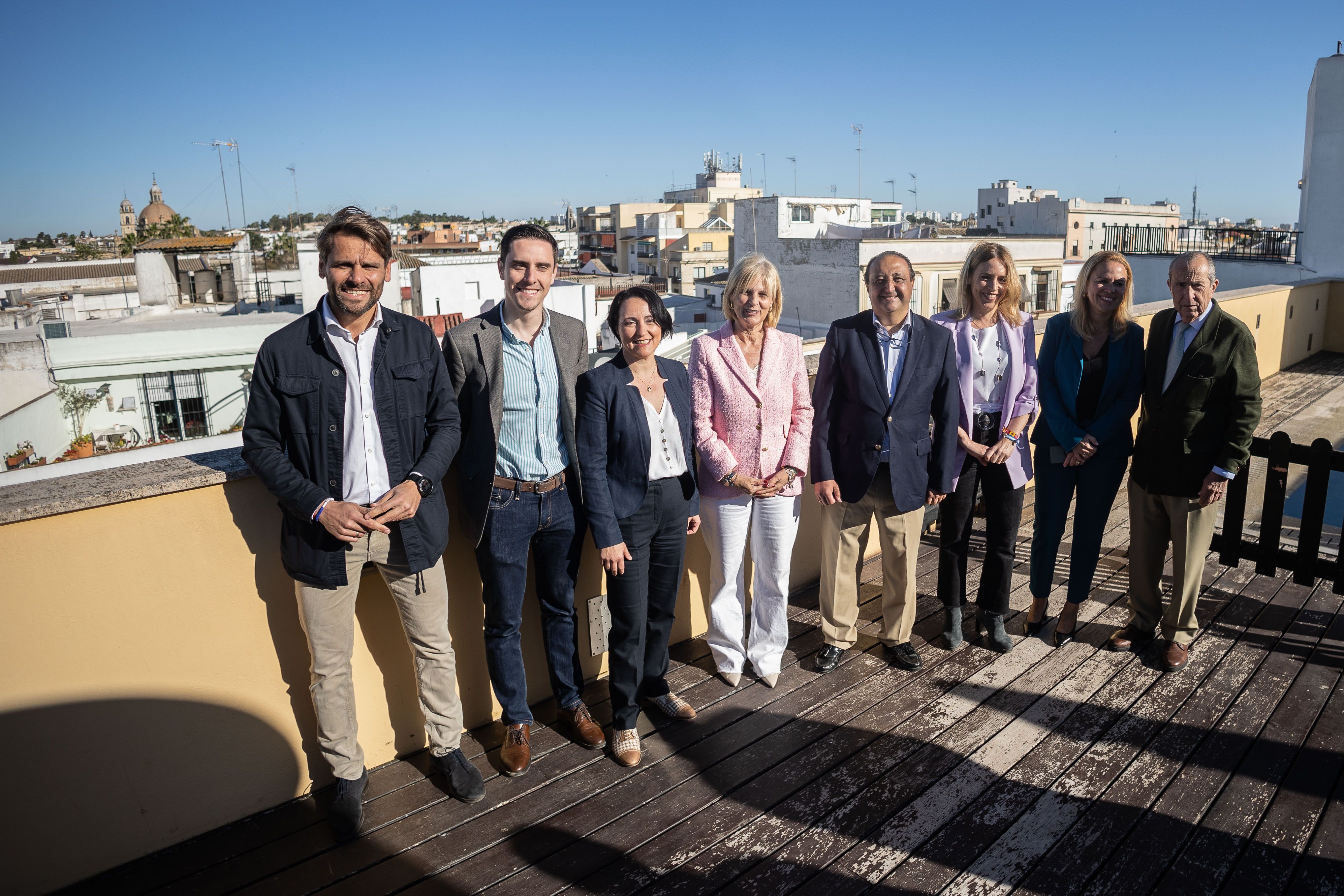 María José García-Pelayo, líder del PP de Jerez, en el centro de la imagen, junto a parte de su lista del 28M y el histórico dirigente del PP jerezano Aurelio Romero, este miércoles en el hotel Asta Regia.