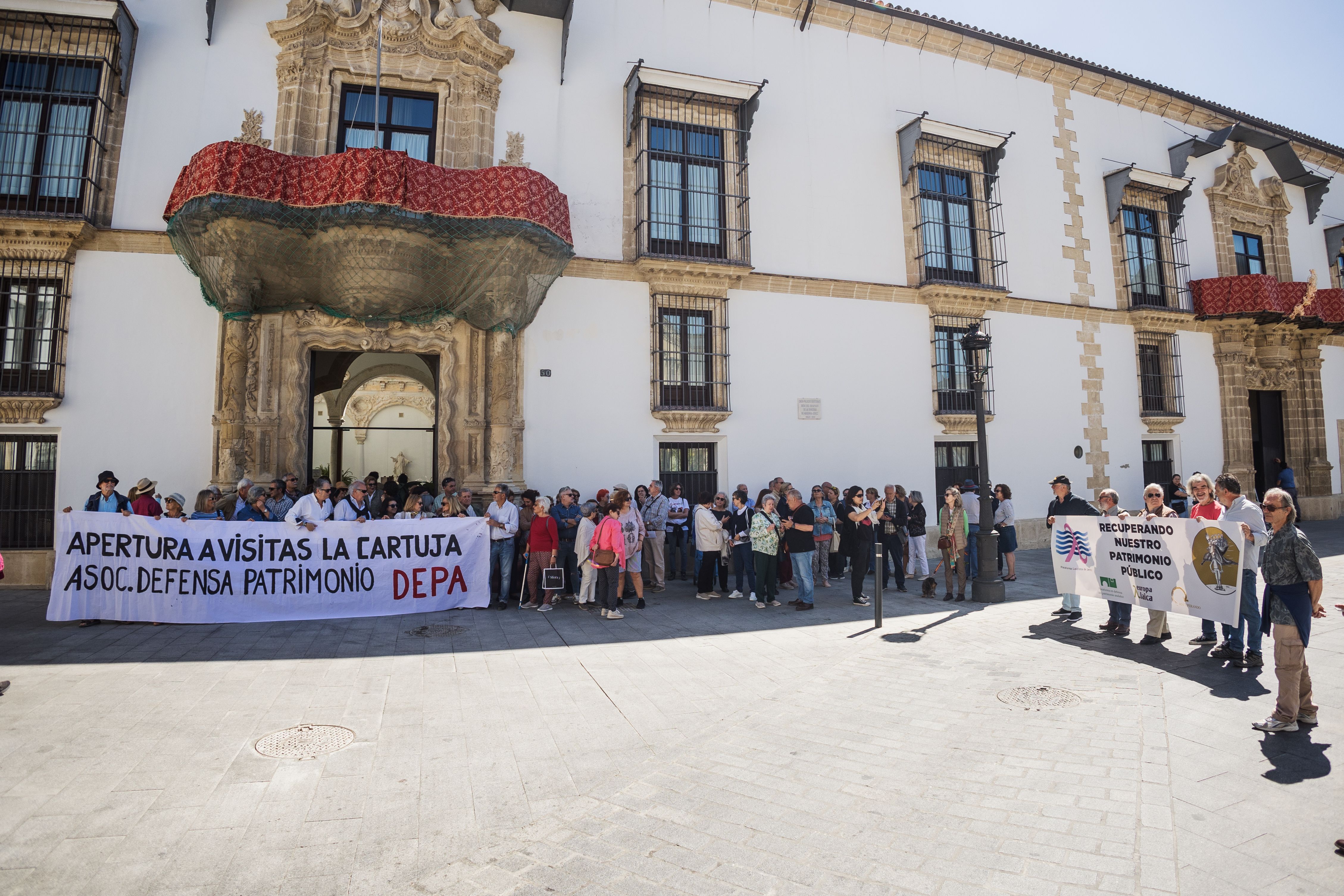 Una pasada manifestación por la apertura a las visitas de la Cartuja de Jerez, a las puertas del obispado. Una pasada manifestación por la apertura a las visitas de la Cartuja de Jerez, a las puertas del obispado.