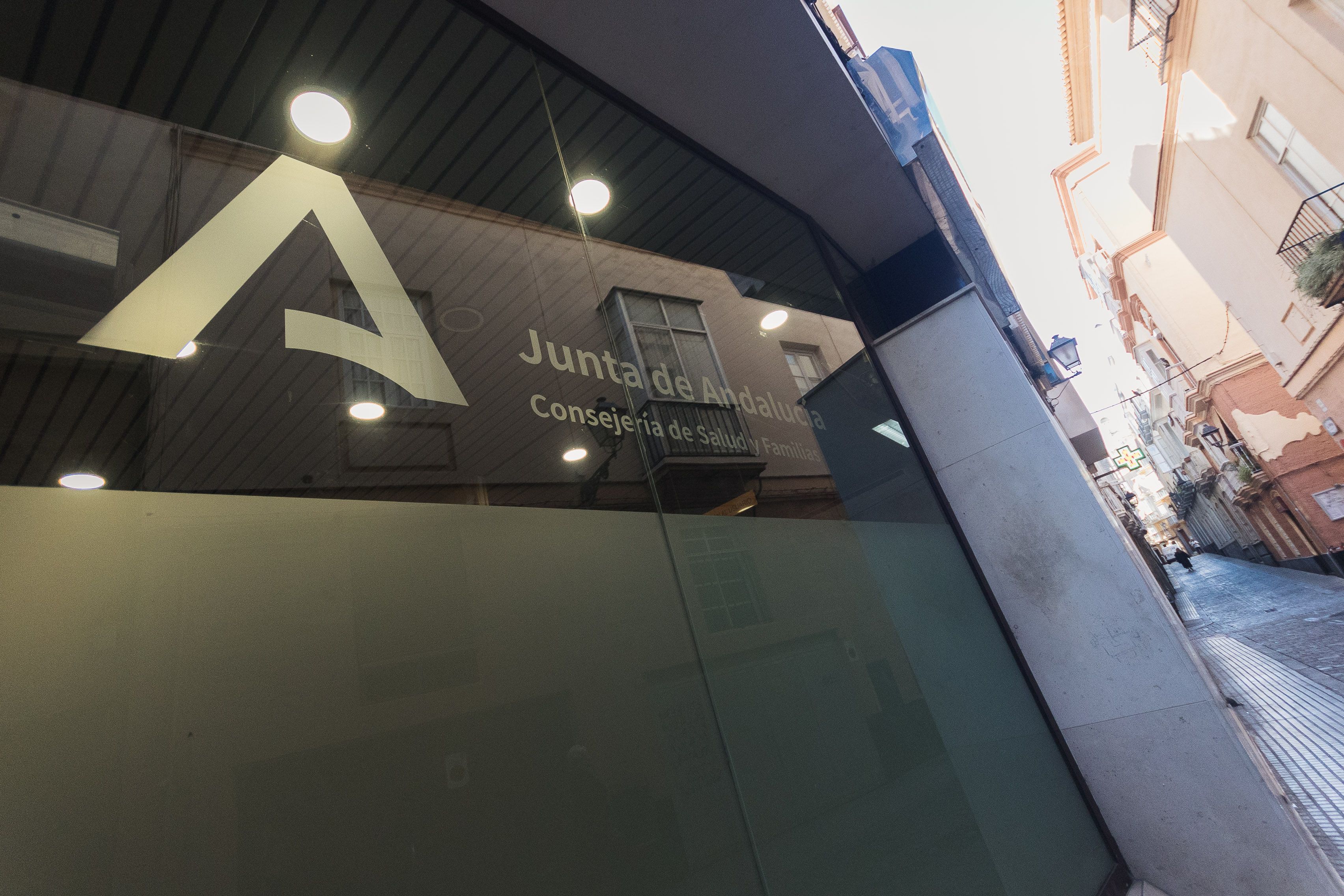 Centro de salud en la calle Cervantes en Cádiz.