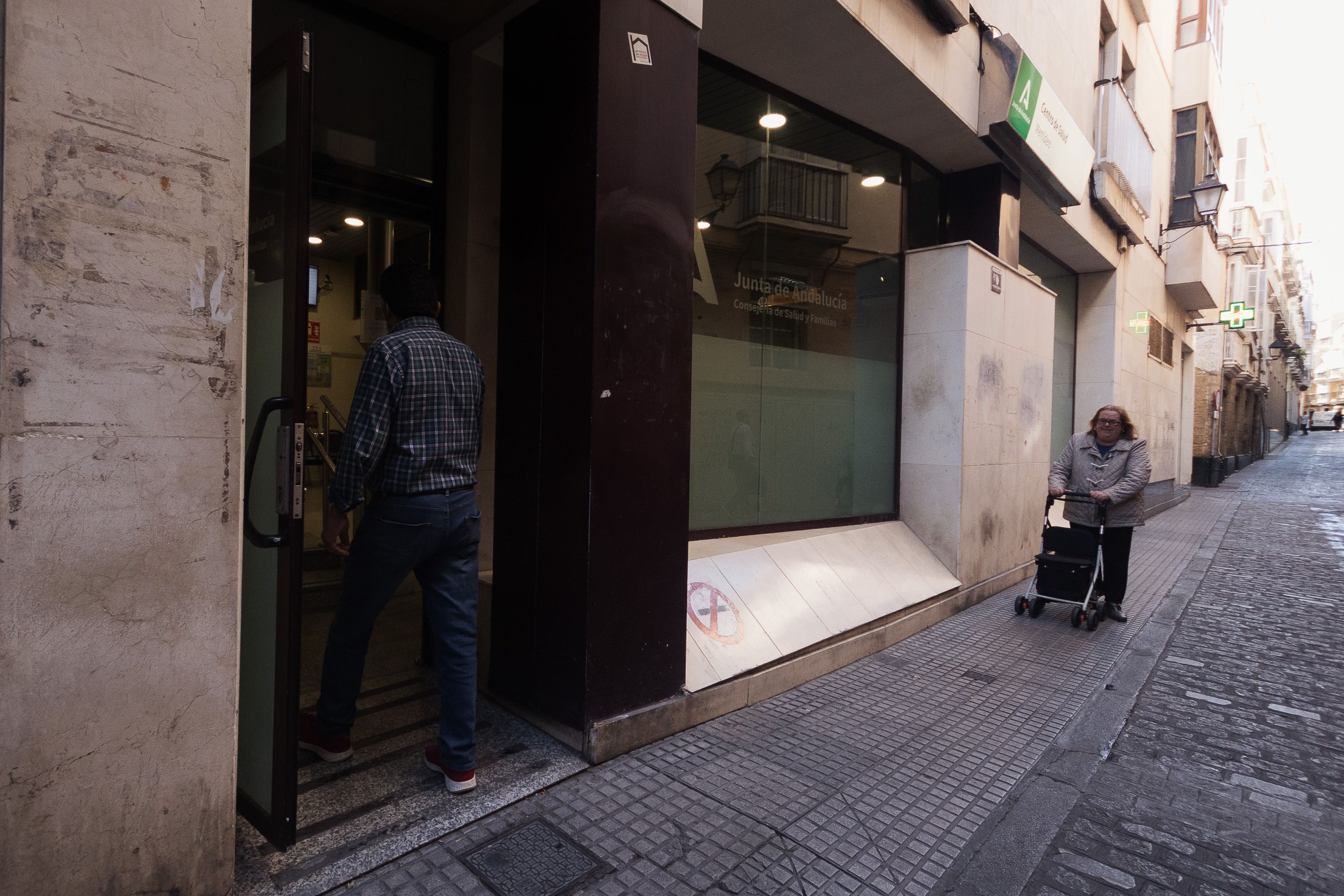 Entrada del centro de salud El Mentidero en Cádiz.