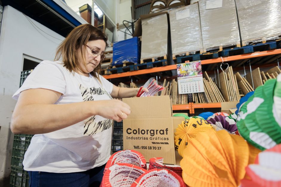 Una trabajadora de Colorgraf preparando un pedido.    CANDELA NUÑEZ
