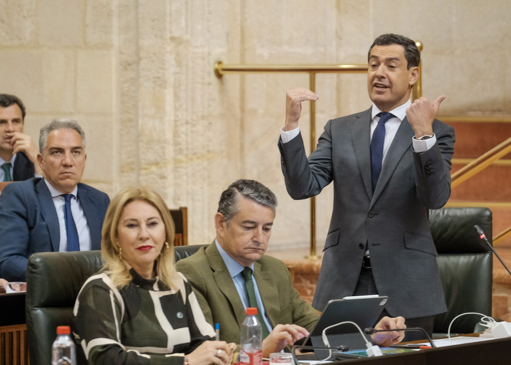 Juanma Moreno durante la sesión de control.