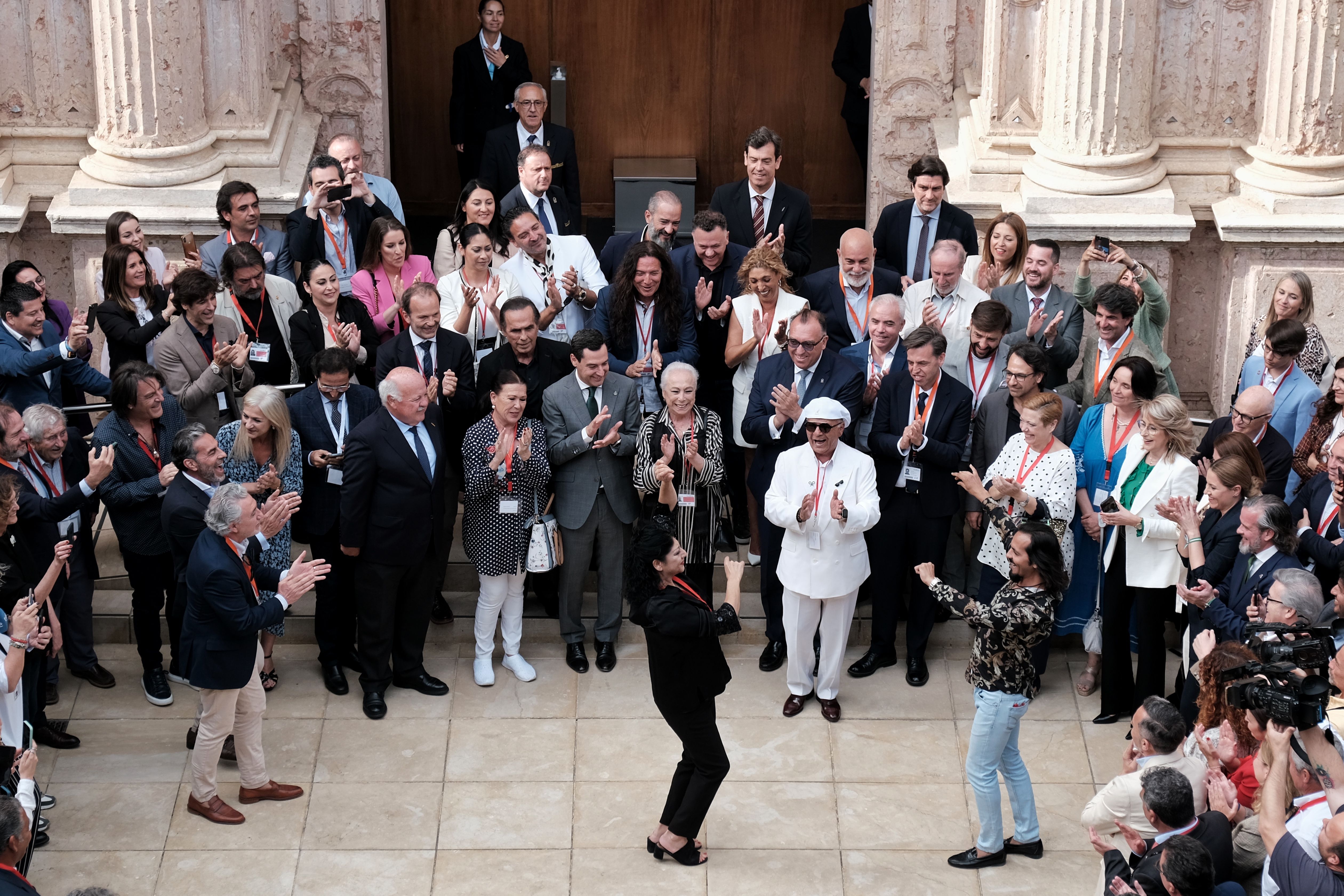 Farruquito y Manuela Carrasco se dan una 'pataíta' tras aprobarse la Ley del Flamenco en el Parlamento andaluz.
