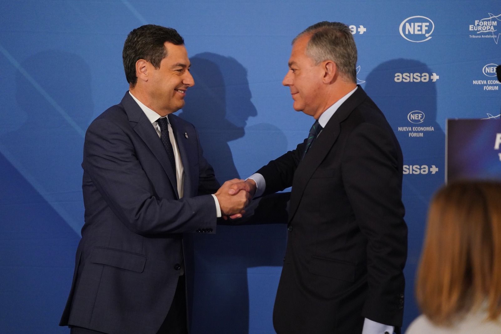 Juanma Moreno junto a José Luis Sanz.