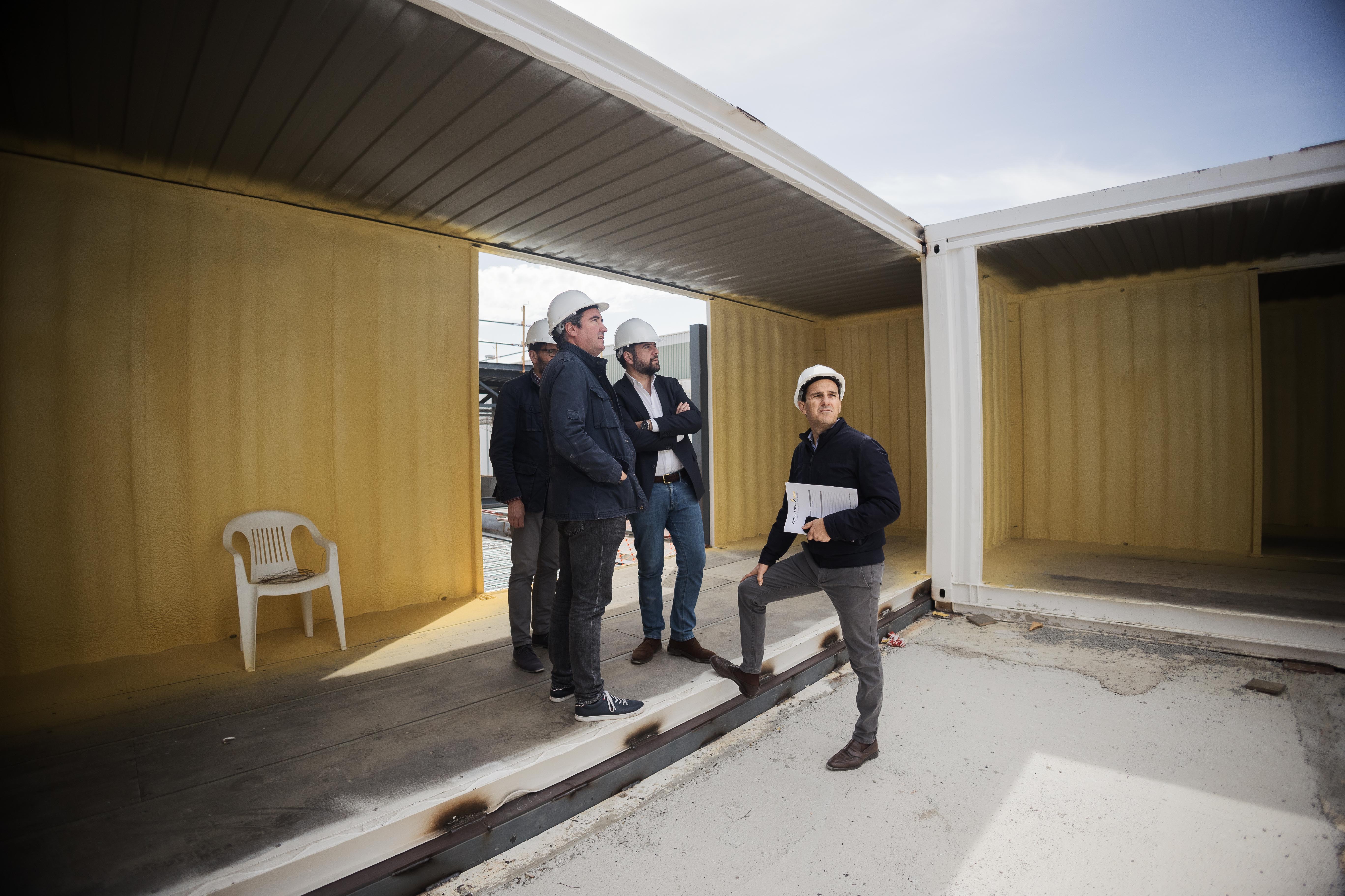 El delegado y los responsables del proyecto observan el avance de las obras. 